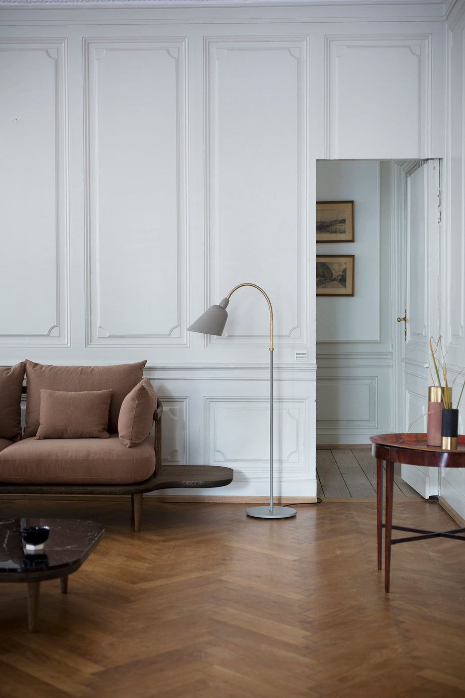 Sofá &Tradition Fly SC3 con base de roble y cojines de pluma, diseño minimalista de Space Copenhagen en salón contemporáneo; Fly Sofa SC3 — ATD_Campaign_2016_Fly_SC3_SC4_True Colour_LP2_LP6_1; Fly Sofa SC3 — Fly SC3 Smoked Oiled Oak w. Hot Madison 093; Fly Sofa SC3 — Fly SC3 Smoked Oiled Oak w. Karakorum 003; Fly Sofa SC3 — Fly SC3 Oiled Oak w. Hot Madison 094