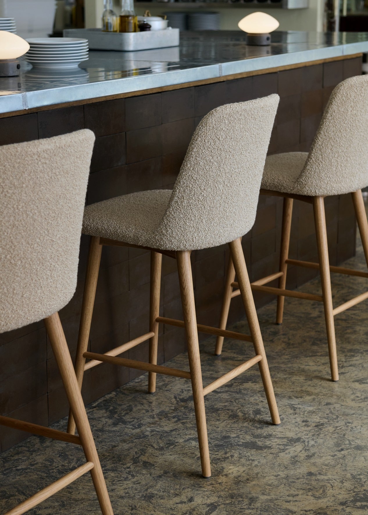 Lámpara portátil &Tradition Mist AP21 con base de mármol y pantalla de cristal soplado a mano, diseño minimalista; Mist Portable Lamp AP21 — ATD_Retail_2025_Mist AP21_Wire Stool VP11_Table Top Wire Stool VP11_The Moor AP18_Flowerpot VP12_Hi Lo AV54; Mist Portable Lamp AP21 — ATD_Retail_2025_Mist AP21_Collect SC60_In Between SK26_Betty TK14_2