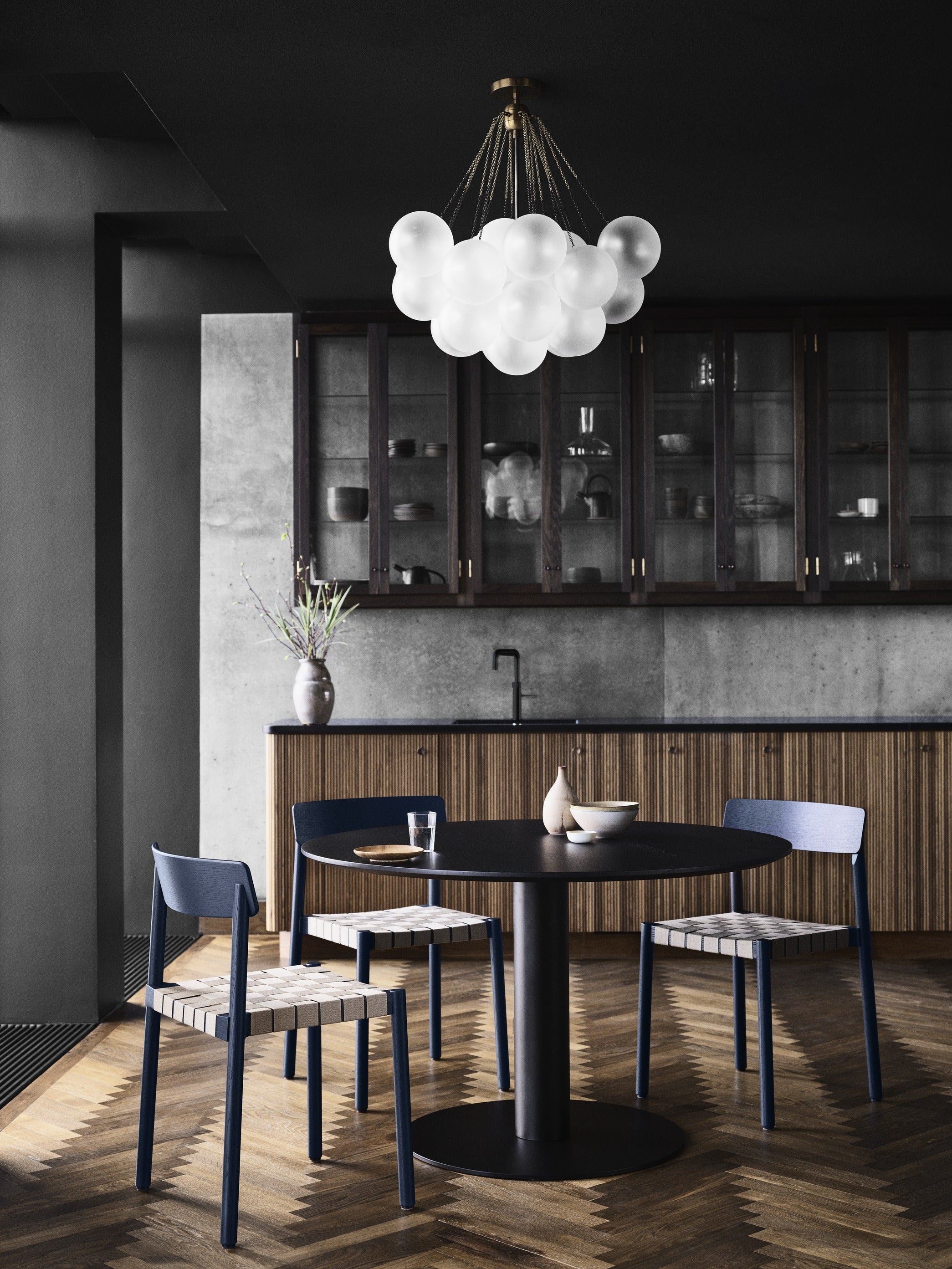 Silla de comedor Betty TK1 de &Tradition con estructura de madera maciza, respaldo de chapa y asiento con cinta de lino; Betty Side Chair TK1 — Betty TK1_Smoked oak w. natural webbing_angled front; Betty Side Chair TK1 — Betty TK1_Oak.front; Betty Side Chair TK1 — Betty TK1 Black w. linking system_rows_front; Betty Side Chair TK1 — ATD_Location_2019_Betty_TK1_InBetween_SK12