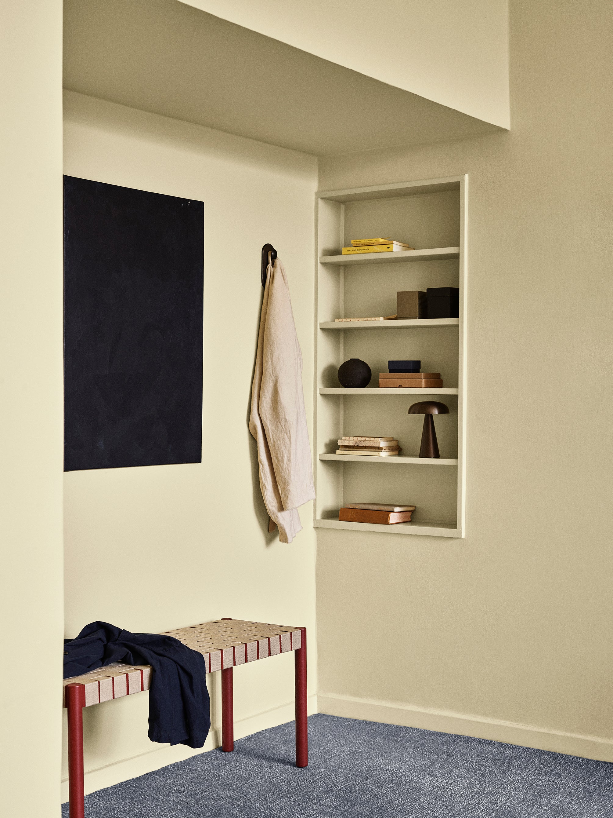 Banco Betty TK4 de &Tradition en madera maciza con chapeado y cincha de lino, diseño minimalista de Thau & Kallio; Betty Bench TK4 — Betty TK4 Black w. Natural Webbing I Setago JH27 Twilight & Sand; Betty Bench TK4 — Betty_TK4_Black; Betty Bench TK4 — ATD_Retail_2020_Betty_TK4_Como_SC53_Hook_SC46_The Moor_AP7; Betty Bench TK4 — Betty TK4-TK5_Oak w. Natural Webbing_Closeup