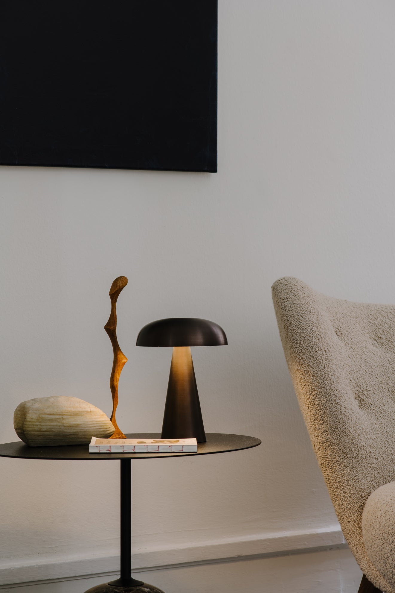 Lámpara portátil &Tradition Como SC53 de latón y ABS con diseño minimalista de Space Copenhagen sobre fondo neutro; Como Portable Lamp SC53 — ATD_Retail_2020_Como_SC53_Lato_LN9; Como Portable Lamp SC53 — ATD_Retail_2022_Como SC53_Alima NDS1; Como Portable Lamp SC53 — ATD_Retail_2021_Como SC53_Lato LN8_Boomerang HM1; Como Portable Lamp SC53 — ATD_Retail_2020_Como_SC53_Lato_LN9_LittlePetra_VB1