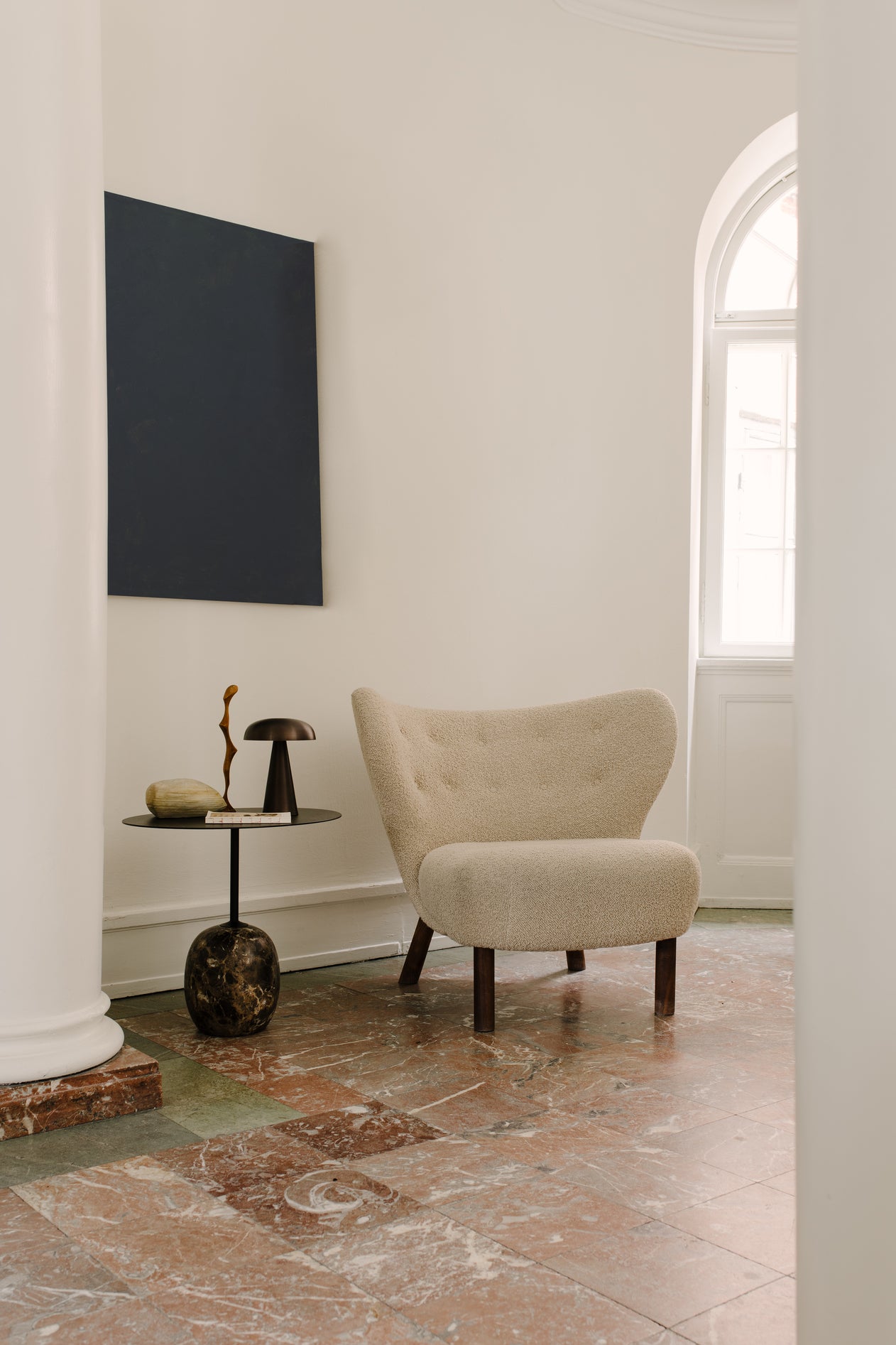 Lámpara portátil &Tradition Como SC53 de latón y ABS con diseño minimalista de Space Copenhagen sobre fondo neutro; Como Portable Lamp SC53 — ATD_Retail_2020_Como_SC53_Lato_LN9; Como Portable Lamp SC53 — ATD_Retail_2022_Como SC53_Alima NDS1; Como Portable Lamp SC53 — ATD_Retail_2021_Como SC53_Lato LN8_Boomerang HM1; Como Portable Lamp SC53 — ATD_Retail_2020_Como_SC53_Lato_LN9_LittlePetra_VB1