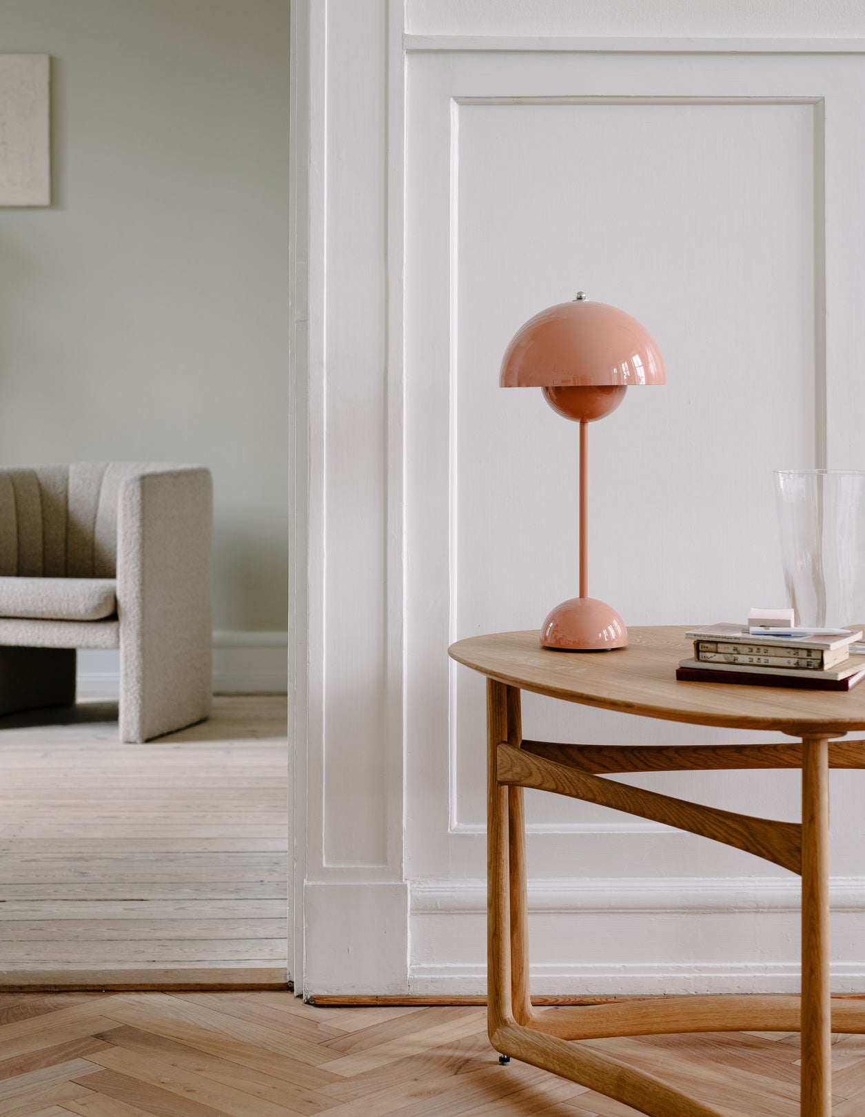 Lámpara de mesa Flowerpot VP3 de &Tradition diseñada por Verner Panton con pantalla esférica de acero y base circular; Flowerpot Table Lamp VP3 — ATD_Retail_2023_Flowerpot VP3_Rely HW11; Flowerpot Table Lamp VP3 — ATD_Retail_2023_Flowerpot VP3_X HM10; Flowerpot Table Lamp VP3 — ATD_Retail_2020_Flowerpot_VP3_GlassVases_SC35_DropLeaf_HM5_Loafer_SC23; Flowerpot Table Lamp VP3 — ATD_1306_Flowerpot VP3_White_Fly SC5_Amore SC20-SC22_Launch 2023