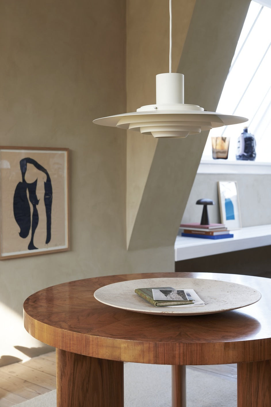 Bandeja Collect Plate SC55 de &Tradition en travertino natural diseñada por Space Copenhagen con acabado minimalista; Collect Plate SC55 — Plate_SC55_; Collect Plate SC55 — Plate_SC55_Plate_with_stuff; Collect Plate SC55 — Plate_SC55_Beige; Collect Plate SC55 — ATD_Retail_2020_Plate_SC55_Setago_JH27_Object_SC42_GlassVases_SC35_SC37