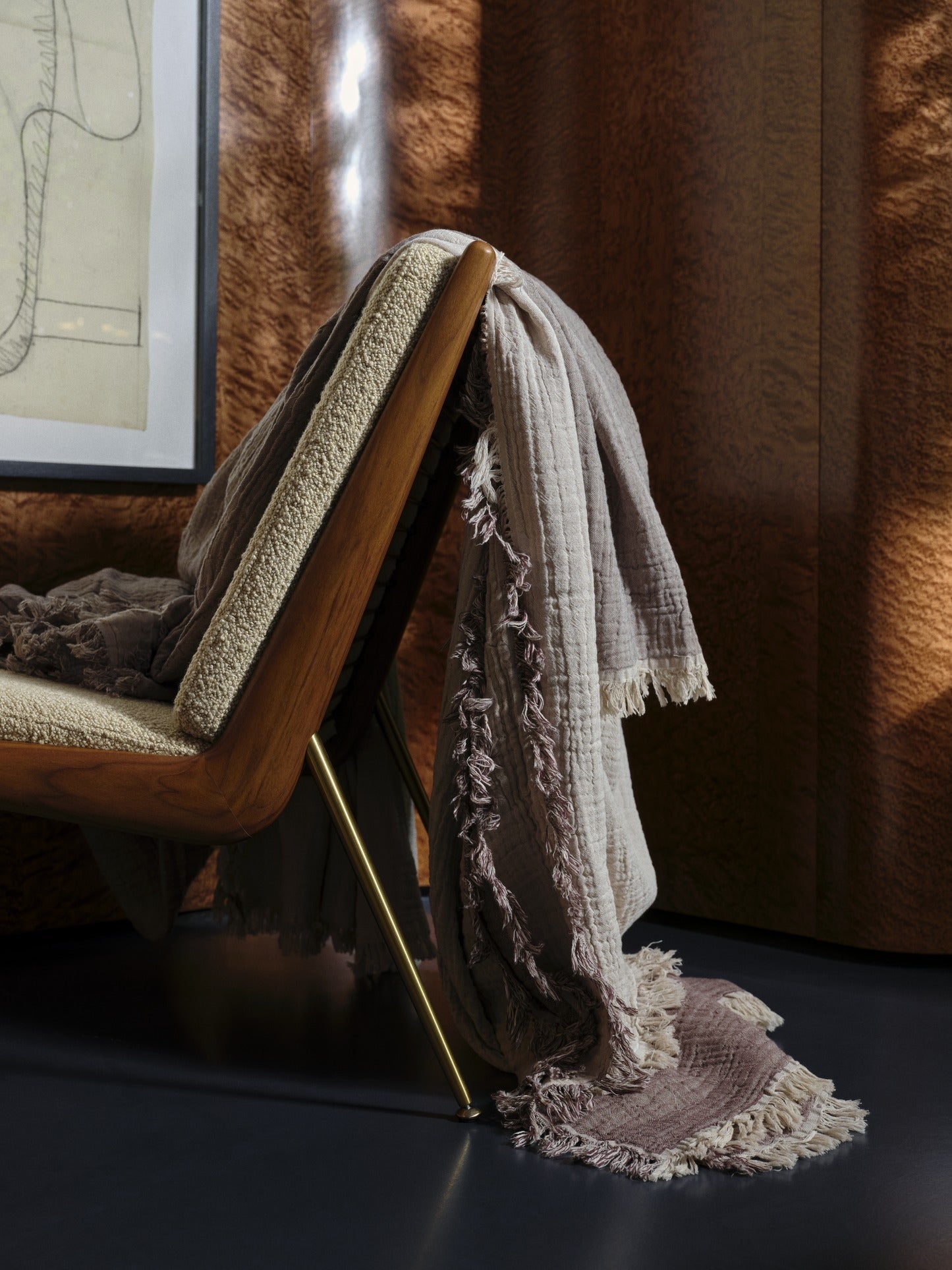 Butaca lounge &Tradition Boomerang HM1 en roble con tapicería, diseño curvo elegante de Hvidt & Mølgaard sobre fondo neutro; Boomerang Lounge Chair HM1 — ATD_Retail_2021_Boomerang HM1_Collect Cotton Throw SC32; Boomerang Lounge Chair HM1 — ATD_Retail_2022_Boomerang HM1_Tung JA3
