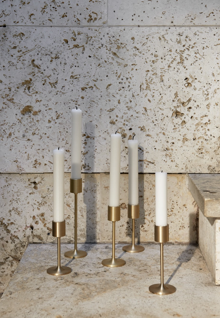 Candelabro &Tradition Collect SC57 de latón dorado con diseño minimalista de Space Copenhagen sobre fondo neutro; Collect Candleholder SC57 — ATD_Retail_2021_Collect Candleholder SC57-SC59_Aarhus; Collect Candleholder SC57 — ATD_Retail_2022_Collect Candleholder SC57-SC58_Collect Wine Glass SC70; Collect Candleholder SC57 — ATD_Retail_2021_Collect Candleholder SC57-SC59; Collect Candleholder SC57 — ATD_Retail_2021_Collect Candleholder SC57-SC59_Planter SC69-SC72