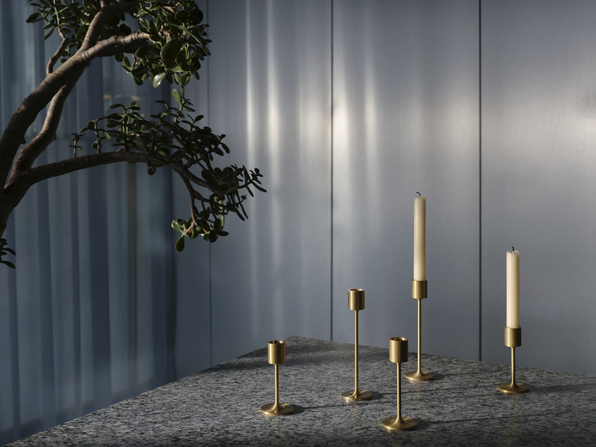 Candelabro &Tradition Collect SC57 de latón dorado con diseño minimalista de Space Copenhagen sobre fondo neutro; Collect Candleholder SC57 — ATD_Retail_2021_Collect Candleholder SC57-SC59_Aarhus; Collect Candleholder SC57 — ATD_Retail_2022_Collect Candleholder SC57-SC58_Collect Wine Glass SC70; Collect Candleholder SC57 — ATD_Retail_2021_Collect Candleholder SC57-SC59; Collect Candleholder SC57 — ATD_Retail_2021_Collect Candleholder SC57-SC59_Planter SC69-SC72