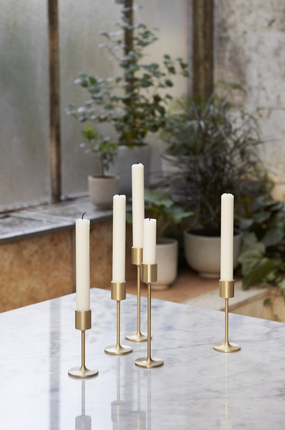 Candelabro &Tradition Collect SC57 de latón dorado con diseño minimalista de Space Copenhagen sobre fondo neutro; Collect Candleholder SC57 — ATD_Retail_2021_Collect Candleholder SC57-SC59_Aarhus; Collect Candleholder SC57 — ATD_Retail_2022_Collect Candleholder SC57-SC58_Collect Wine Glass SC70; Collect Candleholder SC57 — ATD_Retail_2021_Collect Candleholder SC57-SC59; Collect Candleholder SC57 — ATD_Retail_2021_Collect Candleholder SC57-SC59_Planter SC69-SC72