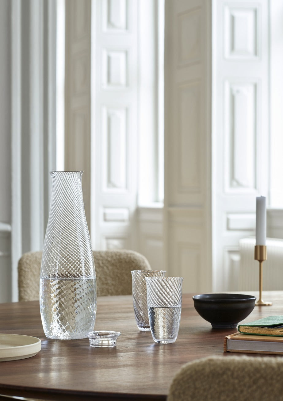 Jarra &Tradition Collect Carafe SC63 de cristal transparente diseñada por Space Copenhagen con formas elegantes y minimalista; Collect Carafe SC63 — ATD_Retail_2021_Collect Carafe SC63_ Collect Glass SC60_Collect Candleholder SC58_version1; Collect Carafe SC63 — ATD_Retail_2025_Collect SC63_Collect SC60_Loafer SC106_In Between SK3