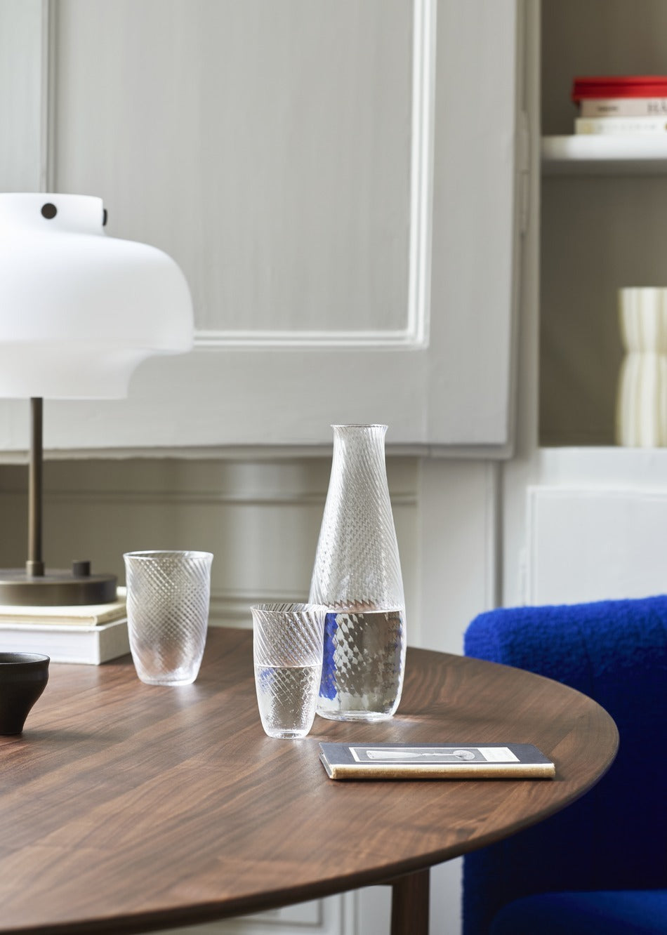 Jarra Collect Carafe SC62 de &Tradition en cristal transparente diseñada por Space Copenhagen sobre fondo neutro