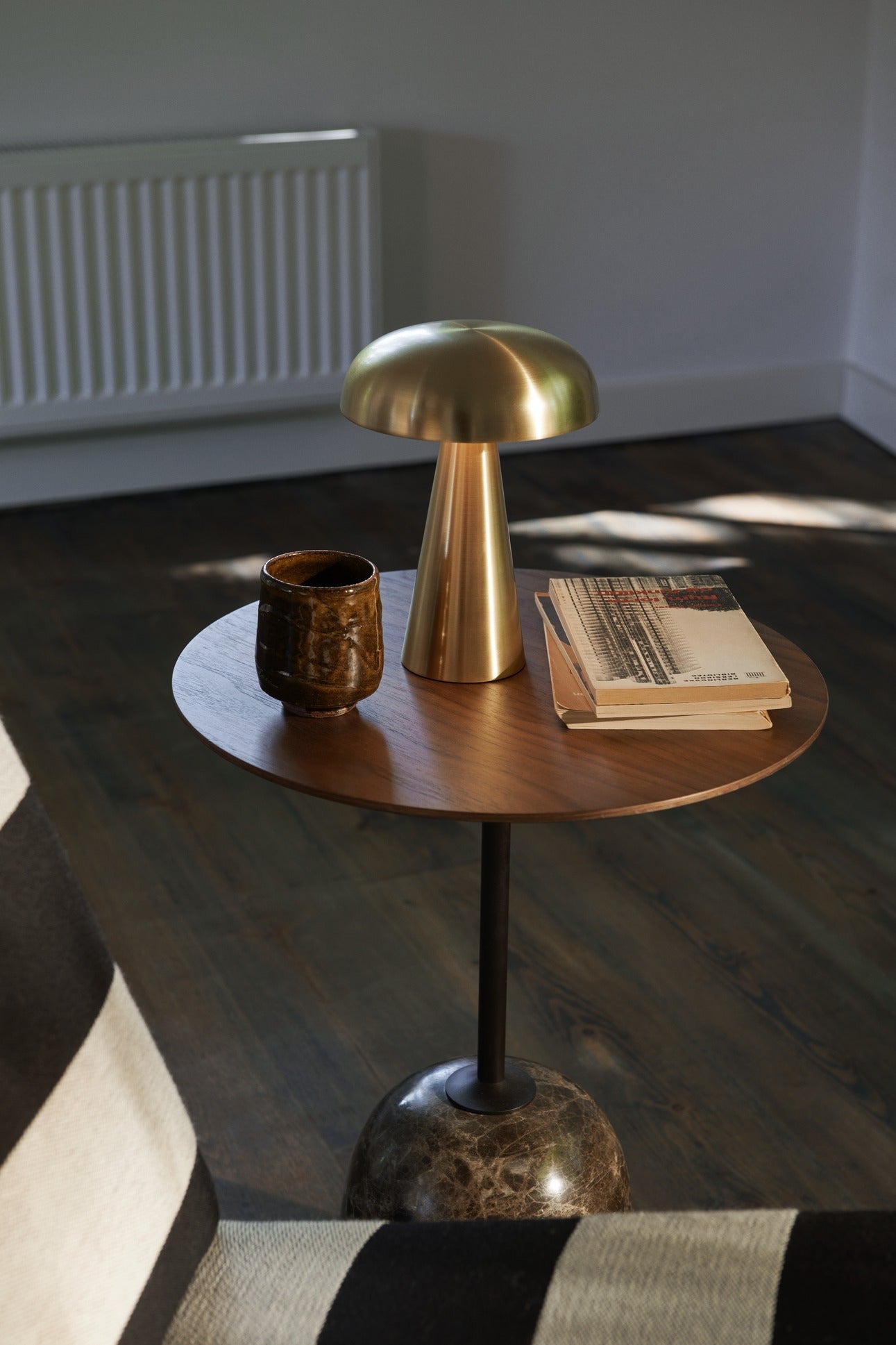 Lámpara portátil &Tradition Como SC53 de latón y ABS con diseño minimalista de Space Copenhagen sobre fondo neutro; Como Portable Lamp SC53 — ATD_Retail_2020_Como_SC53_Lato_LN9; Como Portable Lamp SC53 — ATD_Retail_2022_Como SC53_Alima NDS1; Como Portable Lamp SC53 — ATD_Retail_2021_Como SC53_Lato LN8_Boomerang HM1; Como Portable Lamp SC53 — ATD_Retail_2020_Como_SC53_Lato_LN9_LittlePetra_VB1