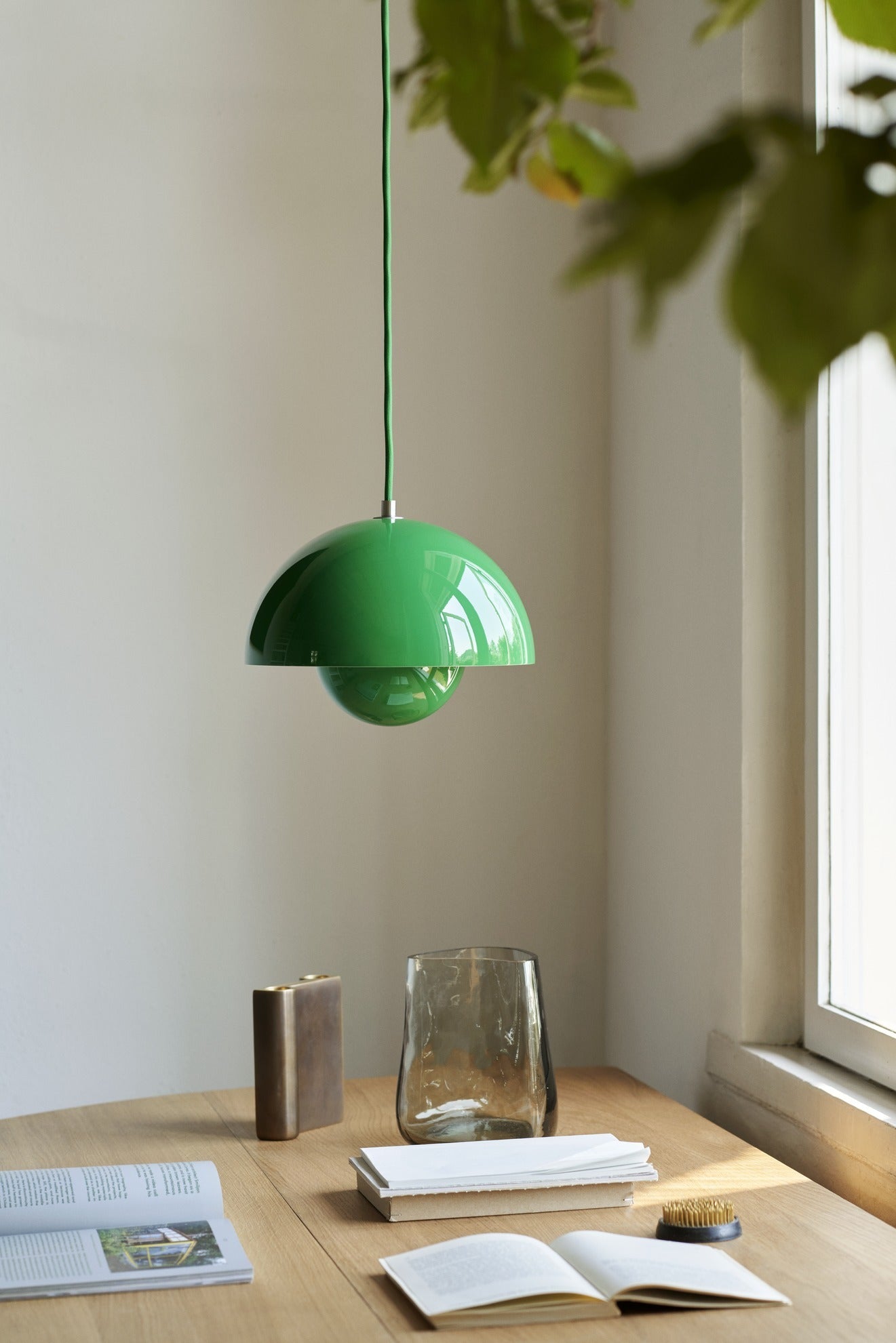 Lámpara chandelier &Tradition Flowerpot VP1 diseño Verner Panton con pantallas esféricas coloridas suspendidas en acero; Flowerpot Chandelier VP1 — ATD_Retail_2024_Flowerpot VP1_Flowerpot VP10_Wire stool VP11_Develius EV1C_Collect Glass SC60; Flowerpot Chandelier VP1 — ATD_Retail_2021_Flowerpot VP1_Collect Candleholder SC40_Collect Crafted Glass Vase SC66_Drop Leaf HM6; Flowerpot Chandelier VP1 — ATD_Retail_2023_Flowerpot VP1_Tung JA3_Margas LC3_Como SC53_Collect Glass SC78