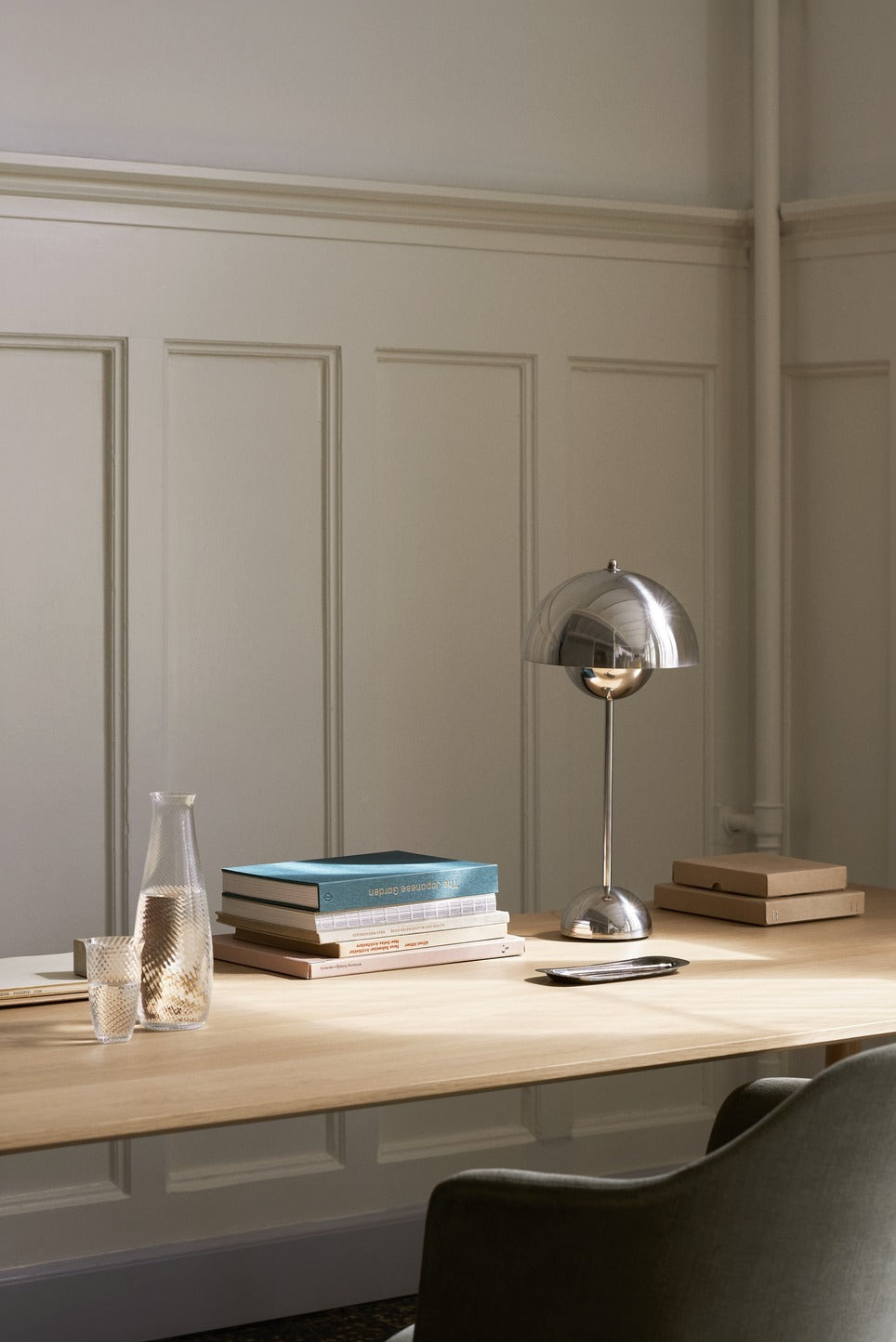 Lámpara de mesa Flowerpot VP3 de &Tradition diseñada por Verner Panton con pantalla esférica de acero y base circular; Flowerpot Table Lamp VP3 — ATD_Retail_2023_Flowerpot VP3_Rely HW11; Flowerpot Table Lamp VP3 — ATD_Retail_2023_Flowerpot VP3_X HM10; Flowerpot Table Lamp VP3 — ATD_Retail_2020_Flowerpot_VP3_GlassVases_SC35_DropLeaf_HM5_Loafer_SC23; Flowerpot Table Lamp VP3 — ATD_1306_Flowerpot VP3_White_Fly SC5_Amore SC20-SC22_Launch 2023