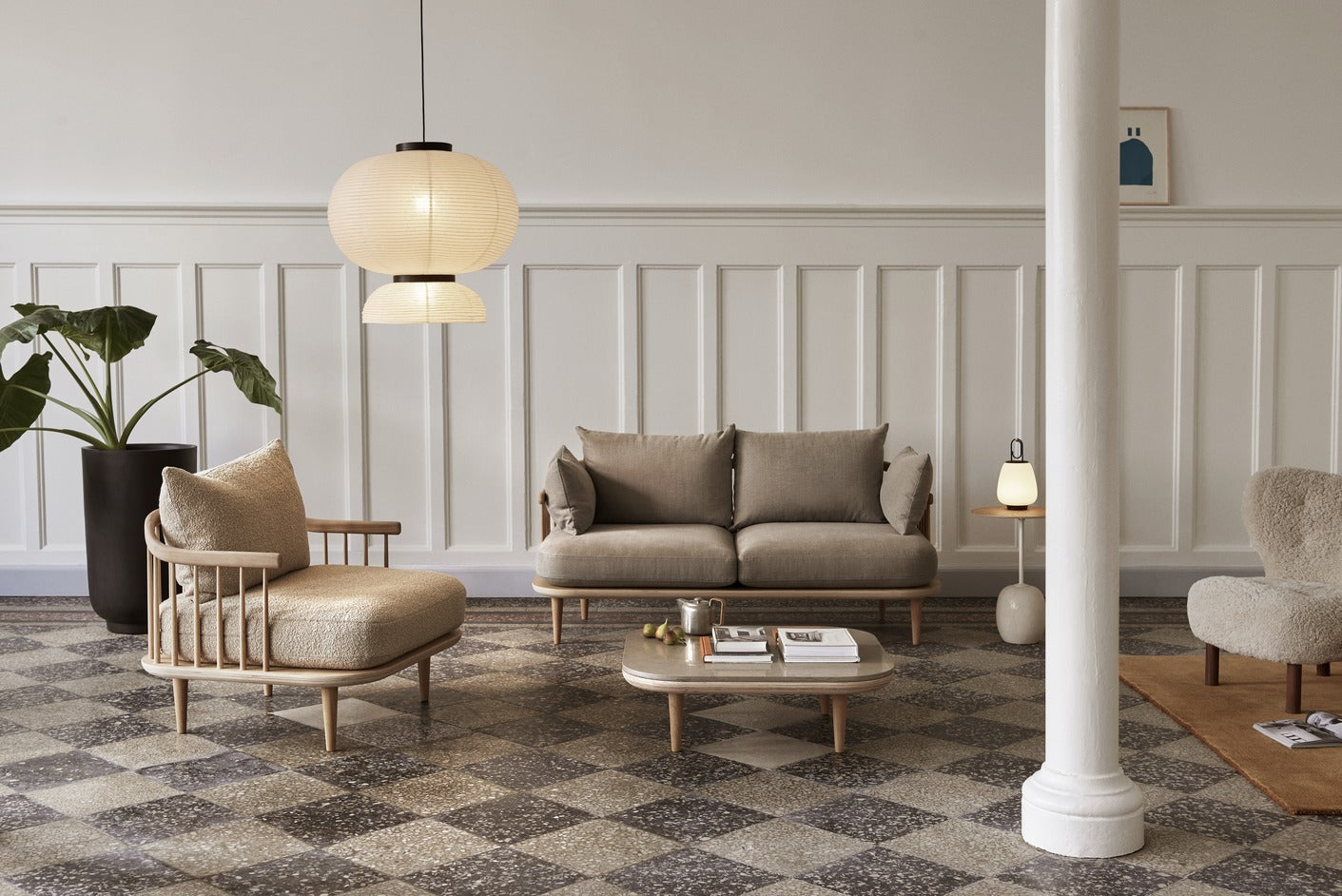 Butaca lounge &Tradition Fly SC1 con base de roble y tapicería, diseñada por Space Copenhagen para máximo confort; Fly Lounge Chair SC1 — ADT_Retail_2024_Fly SC1_Fly SC4_Colette ATD6_Collect Carafe SC63_Collect Glass SC60_Detail; Fly Lounge Chair SC1 — ATD_Retail_2021_Fly SC1_Fly SC2_Fly SC4_Little Petra VB1_Lato LN8_Lucca SC51_The Moor AP5_Formakami JH5_Collect_Planter SC45