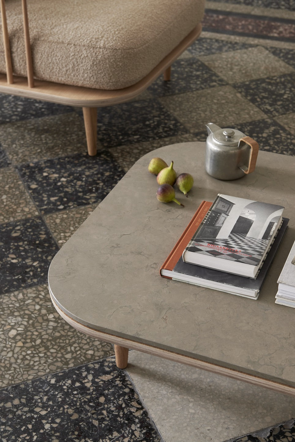 Mesa de centro &Tradition Fly SC4 de Space Copenhagen en madera de roble natural con superficie de mármol blanco sobre fondo ; Fly Coffee Table SC4 — ATD_Retail_2024_Fly SC4_Collect Glass SC78; Fly Coffee Table SC4 — ATD_Retail_2021_Fly SC4_Fly SC1; Fly Coffee Table SC4 — FLY_WHITE OAK_BIANCO CARRARA MARBLE_SC4_HIGH LEGS; Fly Coffee Table SC4 — FLY_SMOKED OAK_NERO MARQUINA MARBLE_SC4_HIGH LEGS