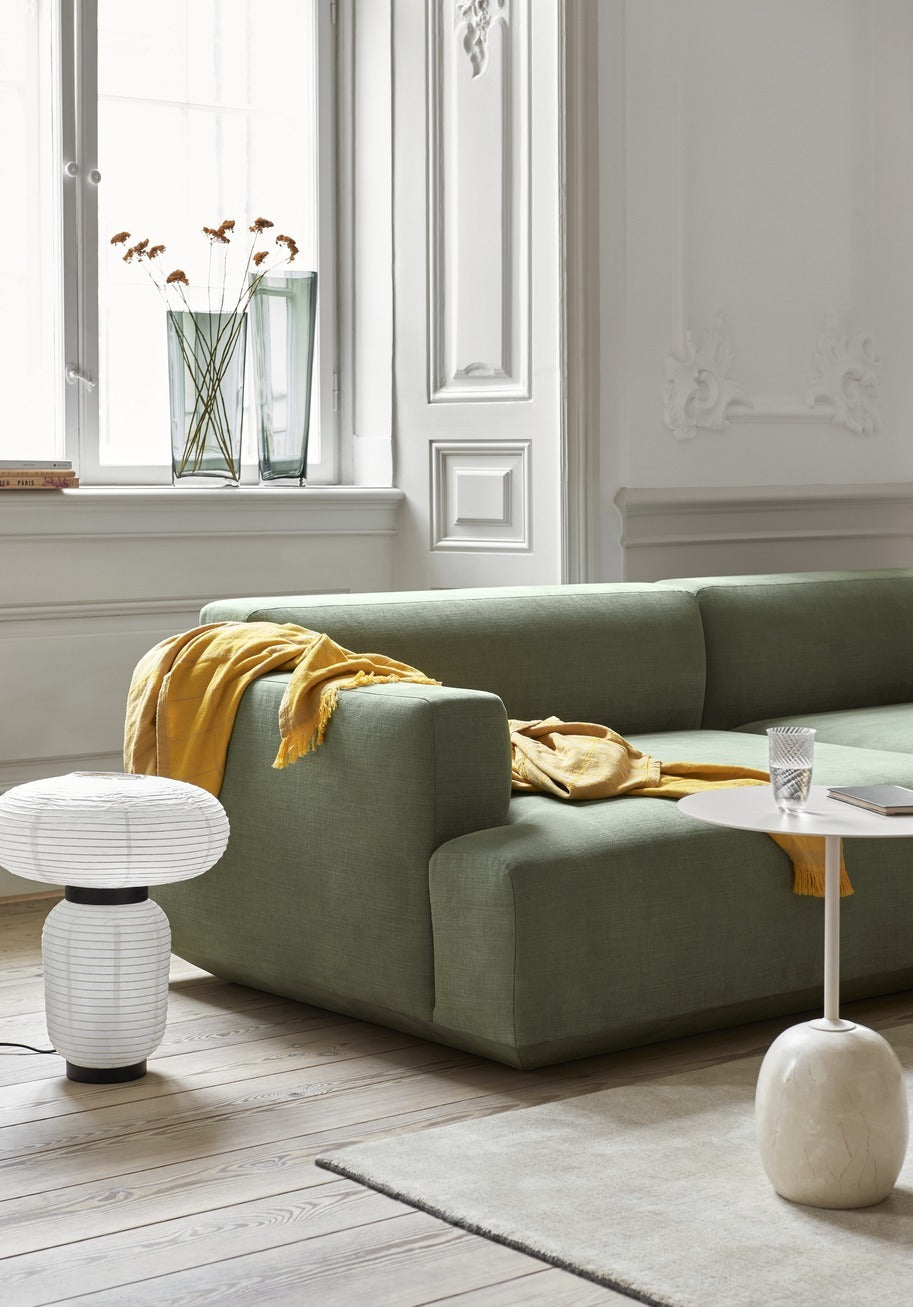 Lámpara de mesa Formakami JH18 de &Tradition diseñada por Jaime Hayon con pantalla esférica de papel blanco y base de madera ; Formakami Table Lamp JH18 — ATD_Retail_2022_Formakami JH18 Off_Candleholder SC41_Collect Tray SC64
