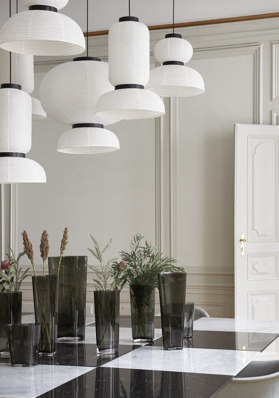 Lámpara colgante Formakami JH3 de &Tradition diseñada por Jaime Hayon con pantalla de papel blanco y detalles en madera de ro
