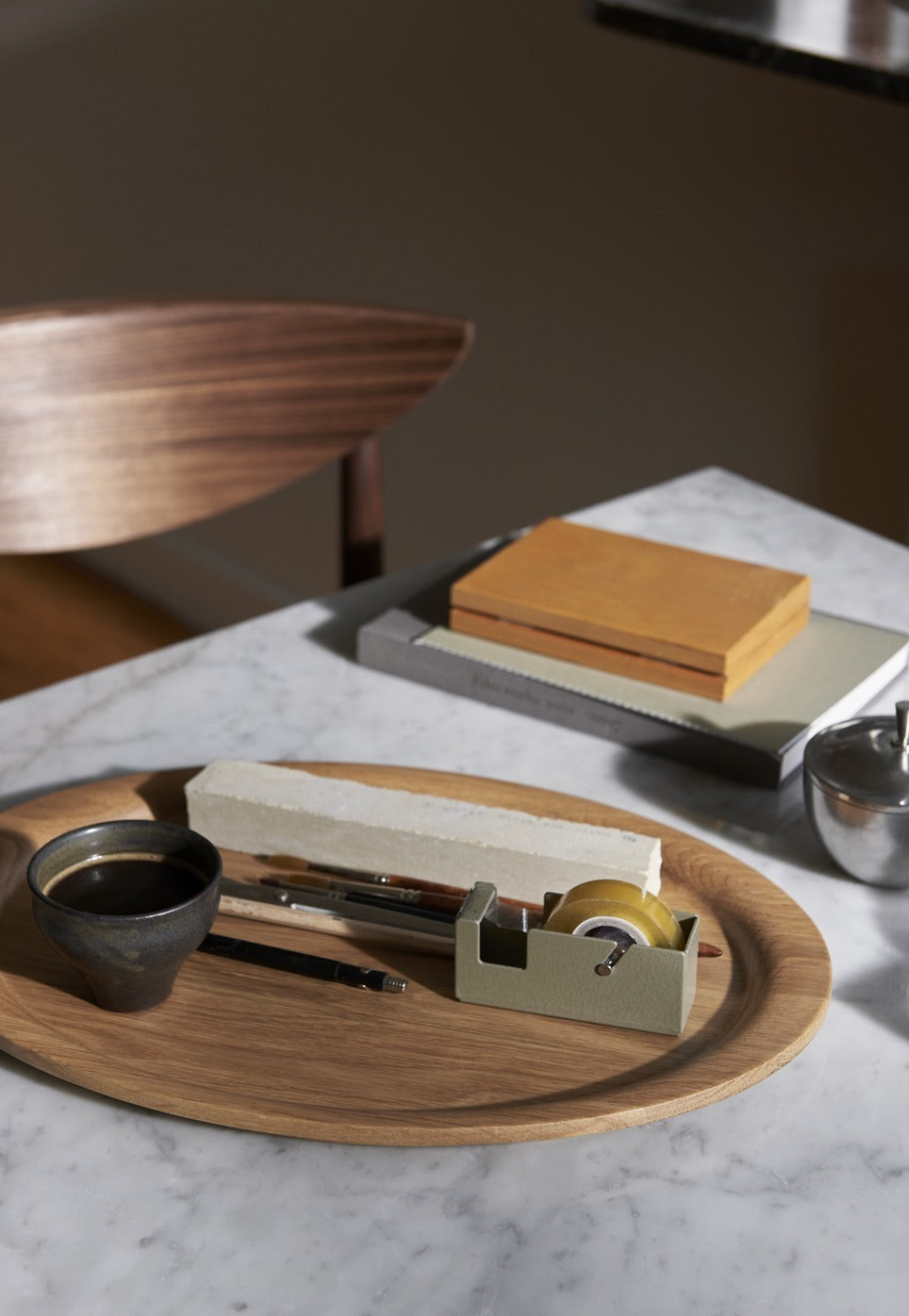 Mesa de café &Tradition In Between SK16 con superficie de linóleo y estructura de acero diseñada por Sami Kallio; In Between Café Table SK16 — In Between SK16_Bronzed_Nero Marquina; In Between Café Table SK16 — In Between SK16_Black_Bianco Carrara; In Between Café Table SK16 — In Between_SK16_Bronzed_Black Fenix Laminate; In Between Café Table SK16 — In Between SK16_Black_Black Fenix Laminate