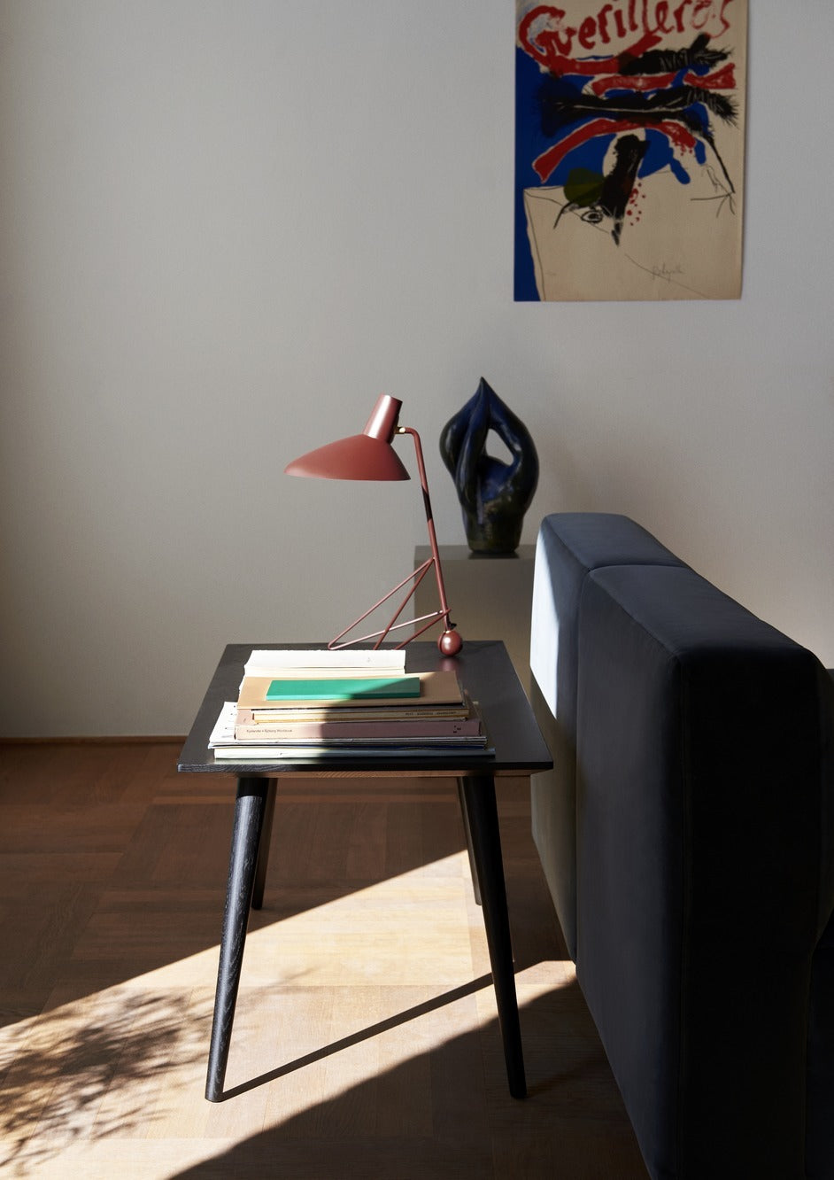 Mesa de centro In Between SK23 de &Tradition en roble macizo con diseño minimalista nórdico de Sami Kallio; In Between Coffee Table SK23 — ATD_Retail_2021_In Between SK23_Journey SHY1_Develius EV1E; In Between Coffee Table SK23 — In Between SK23-SK24_Oiled Oak_Close up; In Between Coffee Table SK23 — In Between SK23 &amp; SK24_Oiled Oak; In Between Coffee Table SK23 — In Between SK23_Smoked Oiled Oak