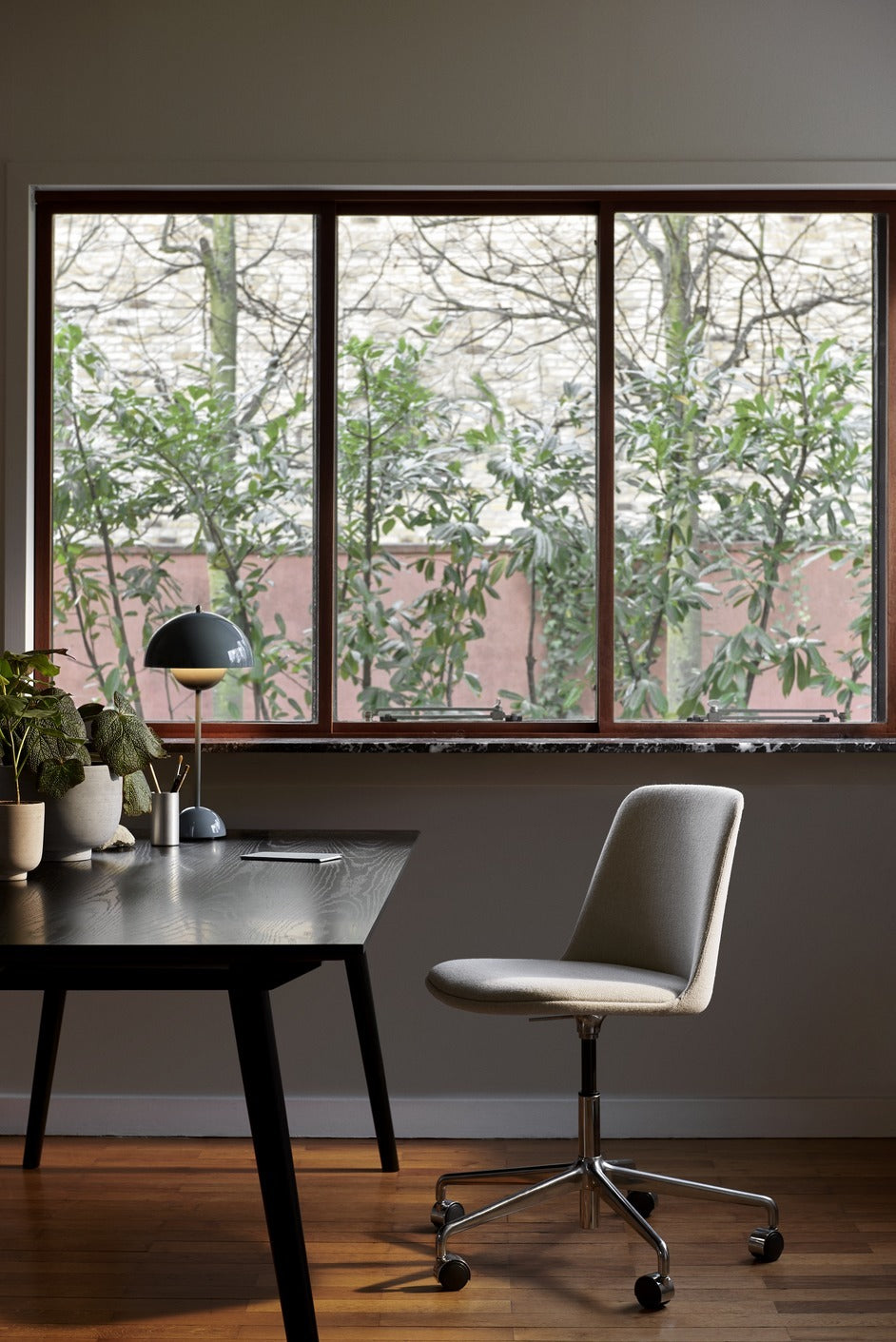 Mesa de comedor &Tradition In Between SK5 con tablero de linóleo negro y patas de roble macizo, diseño minimalista nórdico; In Between Dining Table SK5 — IN_BETWEEN_SK5_BLACK_SIDE; In Between Dining Table SK5 — IN_BETWEEN_SK5_SMOKED_OAK_SIDE; In Between Dining Table SK5 — IN_BETWEEN_SK5_BLACK; In Between Dining Table SK5 — ATD_Retail_2021_In Between SK5_Flowerpot VP3_Rely HW31_Collect _ Planter SC69 &amp; SC71 