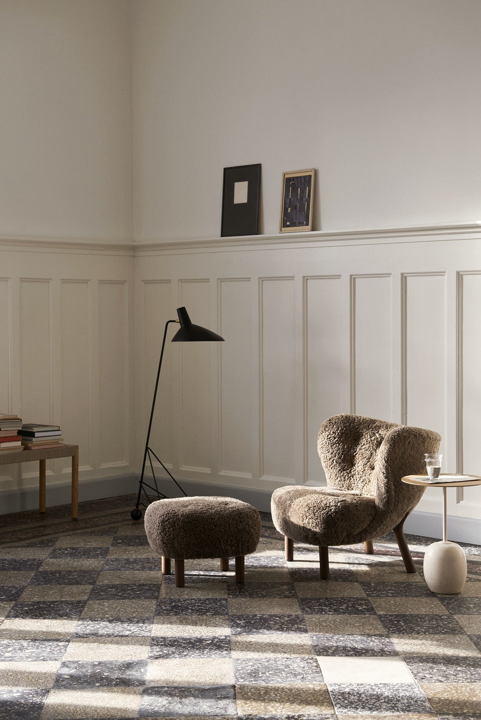 Sillón lounge &Tradition Little Petra VB1 con estructura de madera curvada y tapizado en tela, diseño danés de Viggo Boesen; Little Petra Lounge Chair VB1 — Little Petra VB1 &amp; Pouf ATD1_Hallingdal 130 w. Oak; Little Petra Lounge Chair VB1 — ATD_Retail_2021_Little Petra VB1_Pouf ATD1_Lato LN8_Tripod HM8_Betty TK4; Little Petra Lounge Chair VB1 — ATD_Retail_2022_Little Petra VB1_Tung JA3_Betty TJ5; Little Petra Lounge Chair VB1 — ATD_Retail_2022_Little Petra VB1_Pouf ATD1_Caret MF1_Tripod HM8_Tung JA3