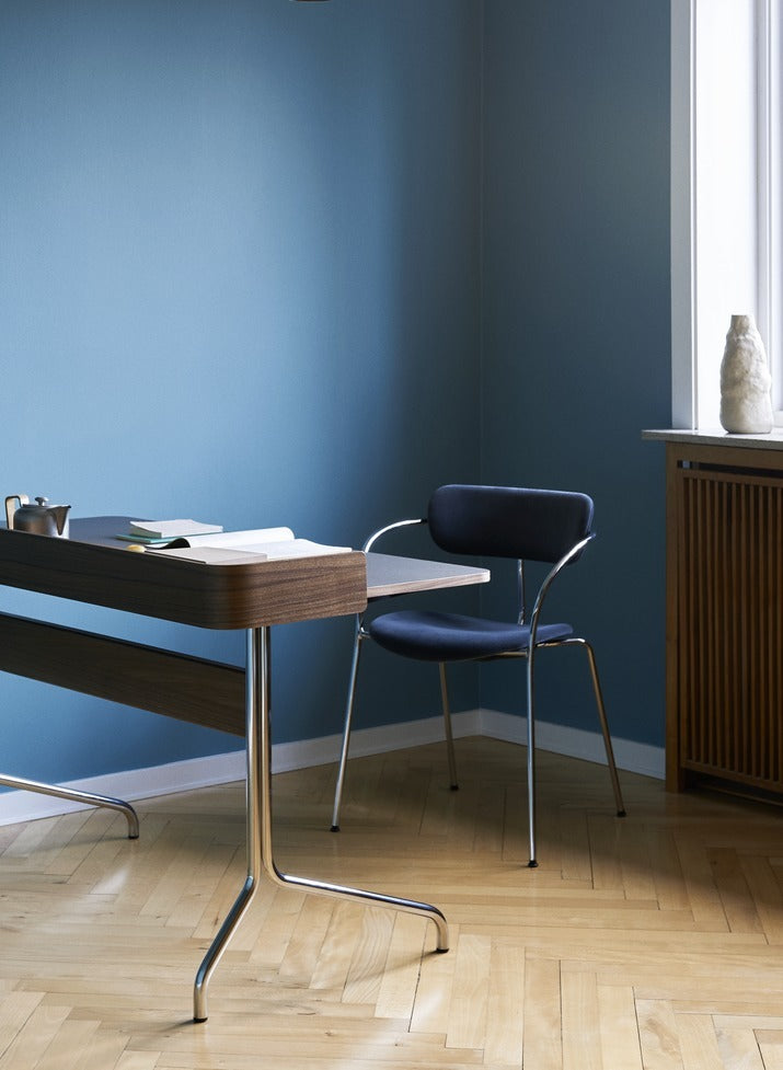 Mesa escritorio &Tradition Pavilion Desk AV17 con superficie de linóleo y estructura metálica de acero, diseño minimalista nó; Pavilion Desk AV17 — Pavilion AV17_Chrome w. Charcoal 4166 &amp; Lacquered Walnut_Closeup; Pavilion Desk AV17 — Pavilion AV17_Chrome w. Mushroom Linoleum &amp; Clear Lacquered Oak; Pavilion Desk AV17 — Pavilion AV17_Chrome w. Mushroom Linoleum &amp; Clear Lacquered Oak_Back view; Pavilion Desk AV17 — Pavilion AV17_Chrome w. Charcoal 4166 &amp; Lacquered Walnut