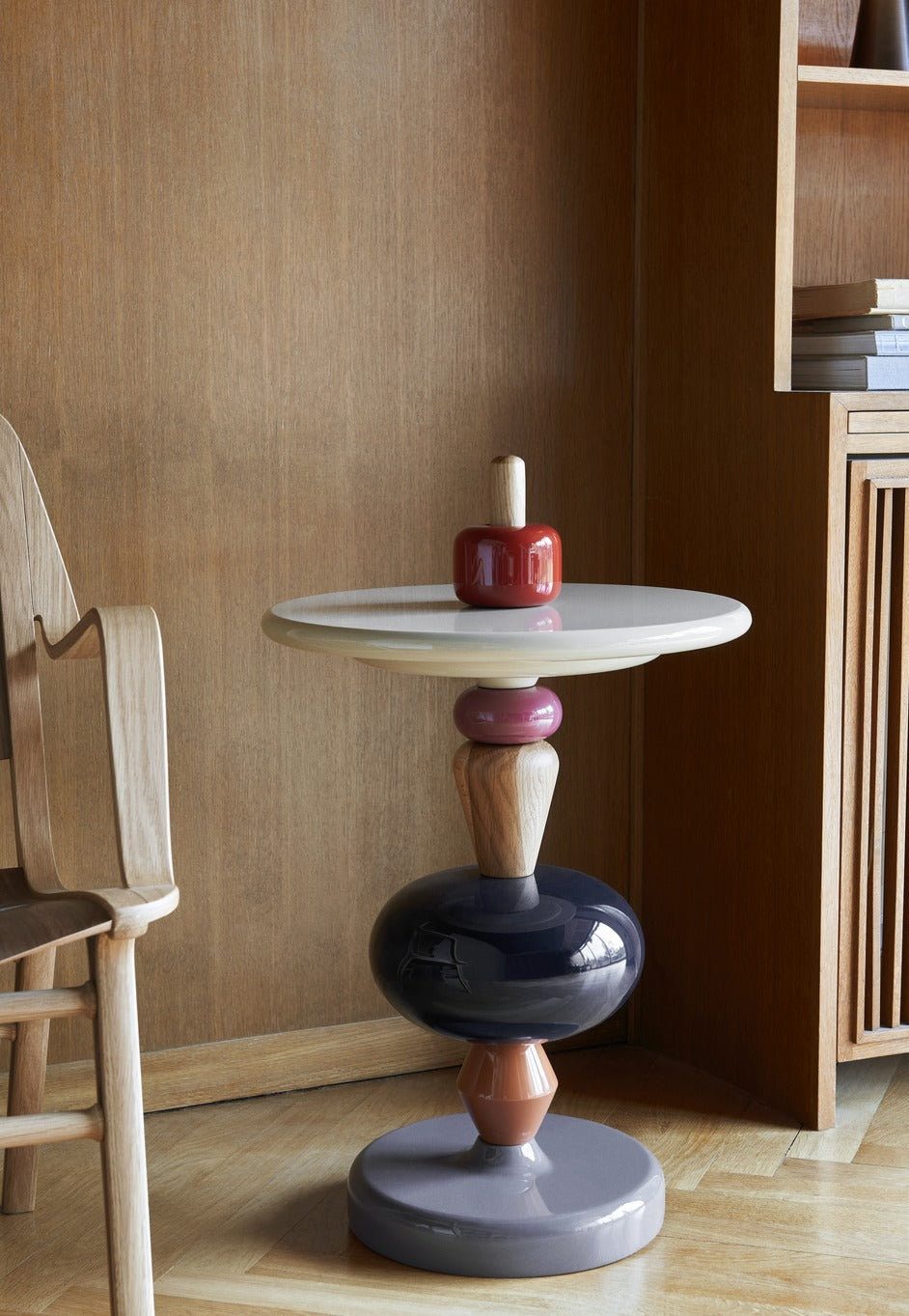 Mesa auxiliar Shuffle MH1 de &Tradition en MDF lacado y roble, diseño minimalista nórdico por Mia Hamborg sobre fondo neutro; Shuffle Side Table MH1 — SHUFFLE_MH1_SPECTRUM; Shuffle Side Table MH1 — ATD_Retail_2021_Shuffle MH1 (1); Shuffle Side Table MH1 — SHUFFLE_MH1_MULTI_2; Shuffle Side Table MH1 — Shuffle MH1_Array