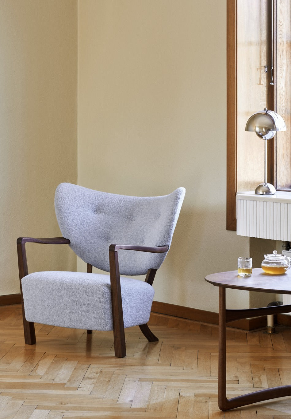 Sillón &Tradition Wulff Lounge Chair de madera con tapizado y diseño escandinavo de Viggo Boesen sobre fondo neutro; Wulff Lounge Chair ATD2 — 134434A235A183_Wulff Lounge Chair ATD2_Walnut w. Barnum 004_Angled Front; Wulff Lounge Chair ATD2 — 134434A235A183_Wulff Lounge Chair ATD2_Walnut w. Barnum 004_Angled Back; Wulff Lounge Chair ATD2 — 134433A235A183_Wulff Lounge Chair ATD2_Oak w. Barnum 004_Angled Back; Wulff Lounge Chair ATD2 — ATD_Retail_2021_Wulff ATD2_Drop Leaf HM5_Flowerpot VP3-kopi