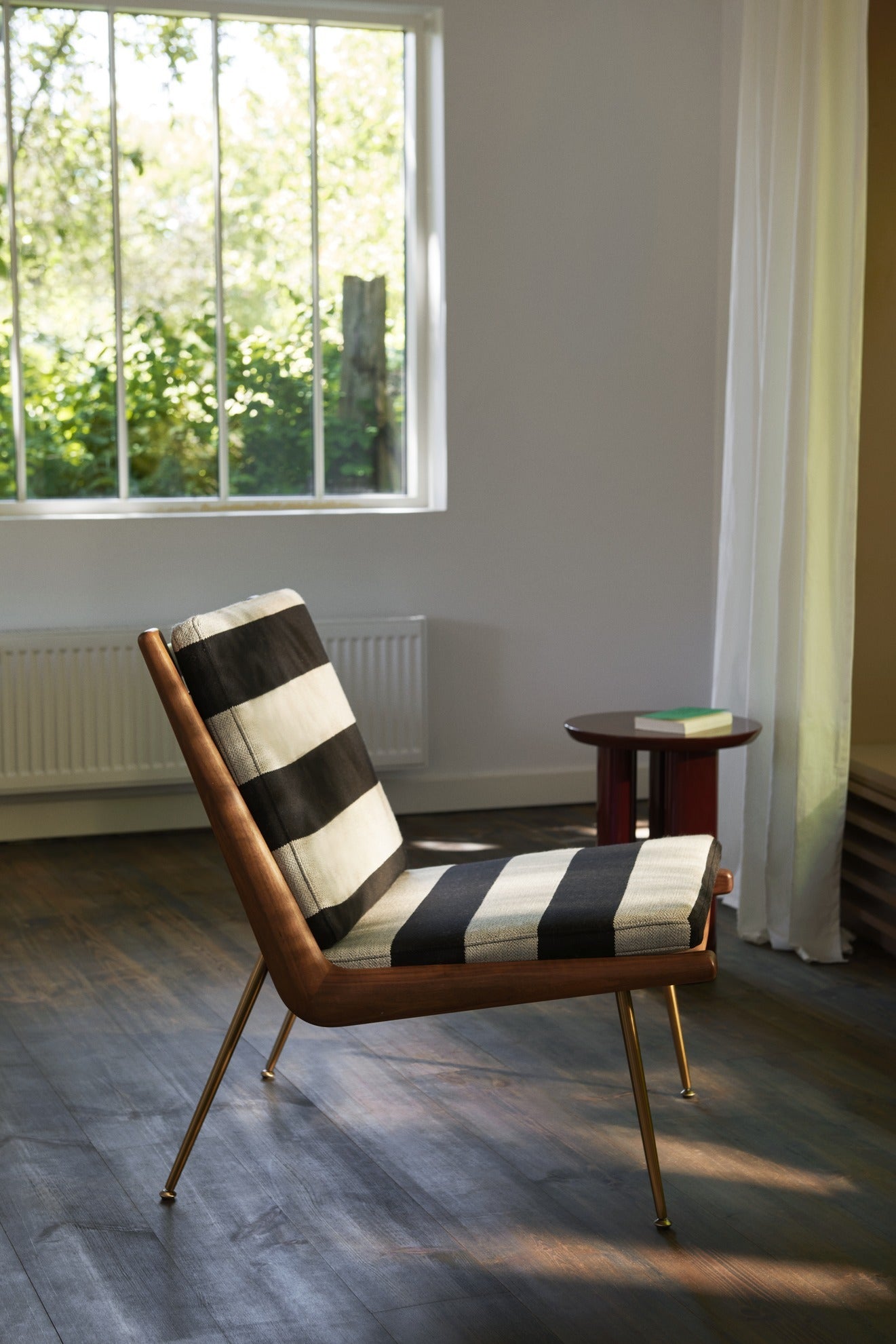 Butaca lounge &Tradition Boomerang HM1 en roble con tapicería, diseño curvo elegante de Hvidt & Mølgaard sobre fondo neutro; Boomerang Lounge Chair HM1 — ATD_Retail_2021_Boomerang HM1_Collect Cotton Throw SC32; Boomerang Lounge Chair HM1 — ATD_Retail_2022_Boomerang HM1_Tung JA3