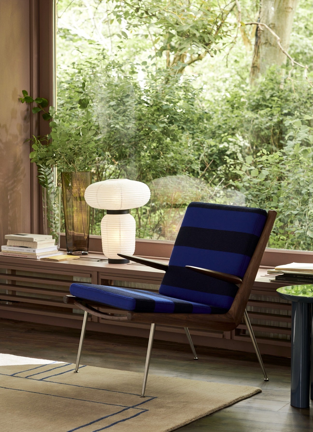 Butaca lounge &Tradition Boomerang HM2 en roble con estructura de acero y tapicería, diseño Hvidt & Mølgaard sobre fondo blan; Boomerang Lounge Chair HM2 — ATD_lifestyle_2020_Boomerang_HM2_Lato_LN8; Boomerang Lounge Chair HM2 — ATD_Retail_2022_Boomerang HM2_Cruise AP12_Tung JA3_Formakami JH18_Collect Glass Vase SC37