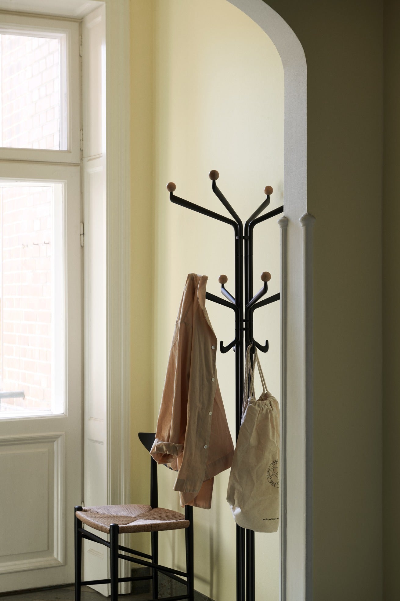 Perchero &Tradition Capture SC77 de aluminio y madera maciza diseñado por Space Copenhagen con líneas minimalistas y elegante; Capture Coat Stand SC77 — ATD_Retail_2022_Capture SC77_Drawn HM3; Capture Coat Stand SC77 — ATD_2022_Capture SC77_Drawn HM3
