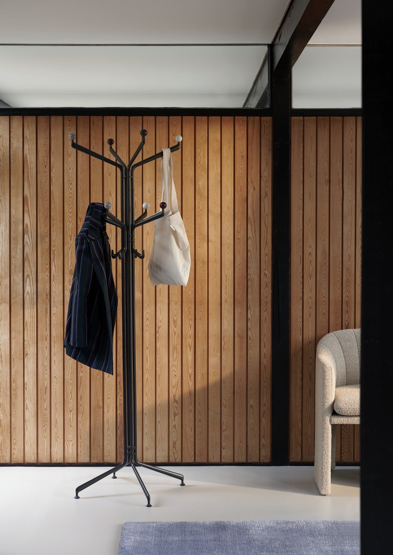 Perchero &Tradition Capture SC77 de aluminio y madera maciza diseñado por Space Copenhagen con líneas minimalistas y elegante; Capture Coat Stand SC77 — ATD_Retail_2022_Capture SC77_Drawn HM3; Capture Coat Stand SC77 — ATD_2022_Capture SC77_Drawn HM3