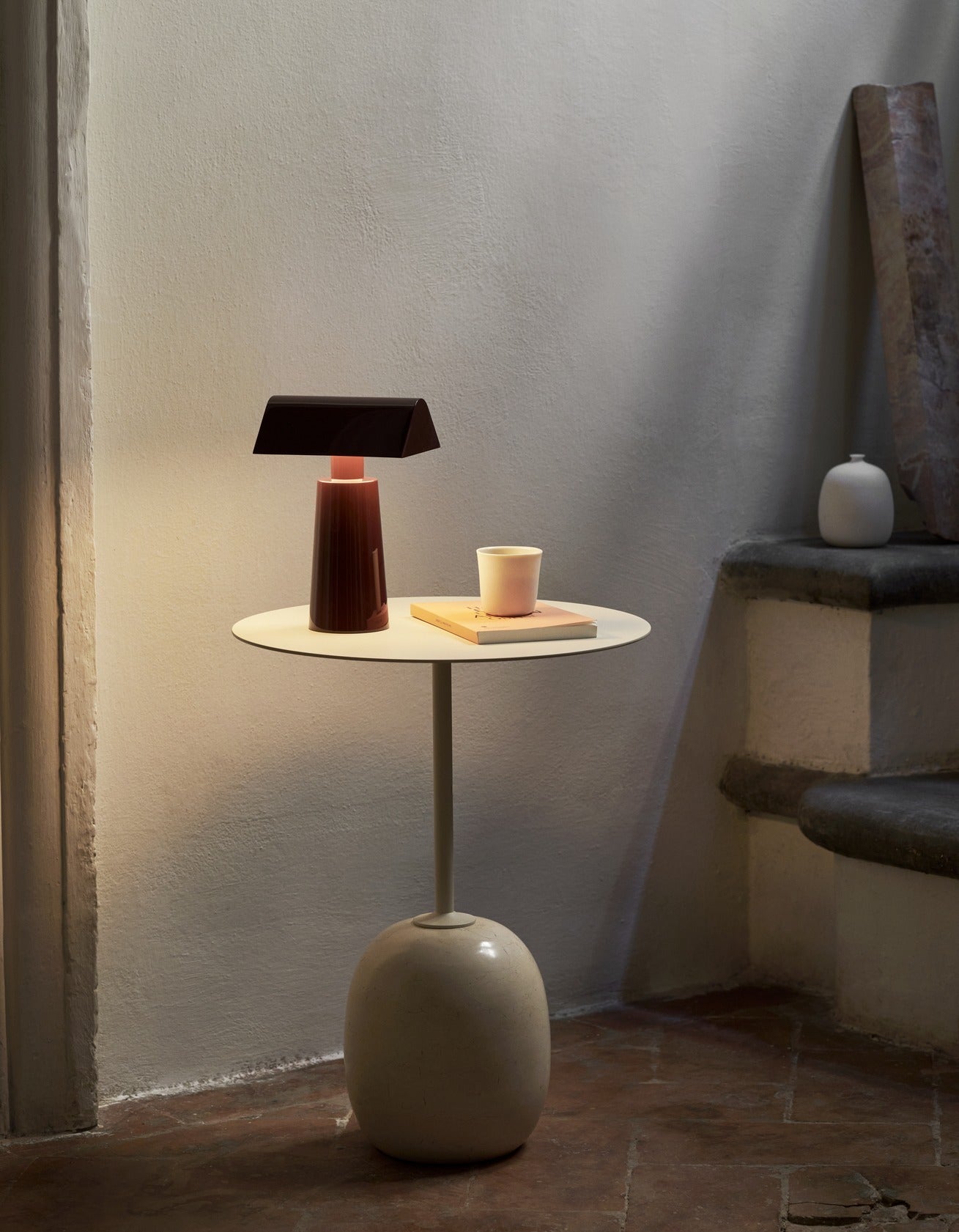 Lámpara portátil &Tradition Caret MF1 de hierro negro con diseño minimalista triangular sobre fondo neutro; Caret Portable Lamp MF1 — ATD_Retail_2022_Caret MF1_2; Caret Portable Lamp MF1 — ATD_Retail_2022_Caret MF1_Alima NDS1