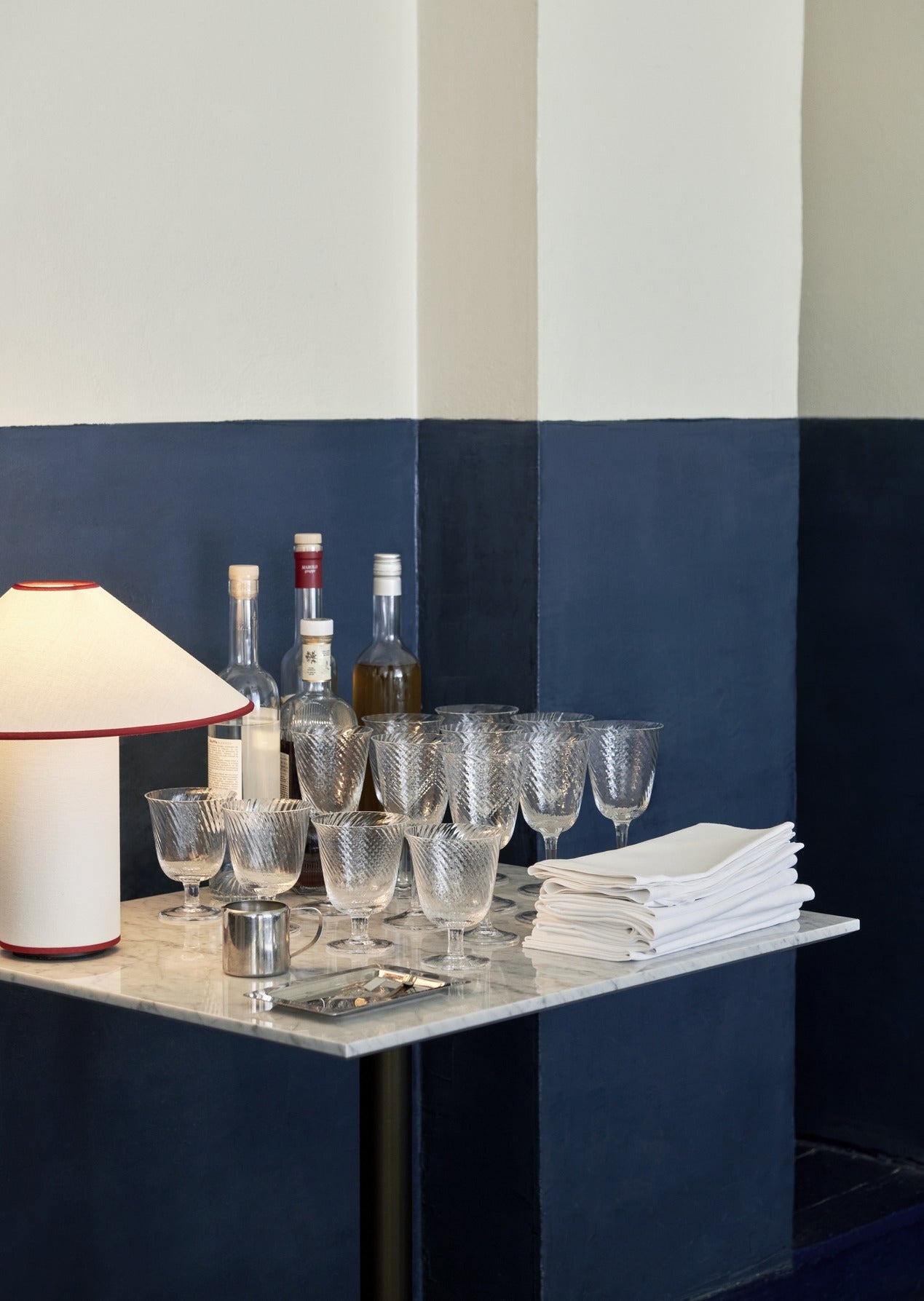 Lámpara de mesa &Tradition Colette ATD6 con pantalla de algodón y lino sobre base de aluminio y hierro, diseño nórdico minima; Colette Table Lamp ATD6 — ATD_Retail_2022_Colette ATD6_Rotate SC73; Colette Table Lamp ATD6 — ATD_Retail_2022_Colette ATD6_Rotate SC73_Detail; Colette Table Lamp ATD6 — ATD_Retail_2022_Colette ATD6_Tung JA3_X HM10_The Moor AP5