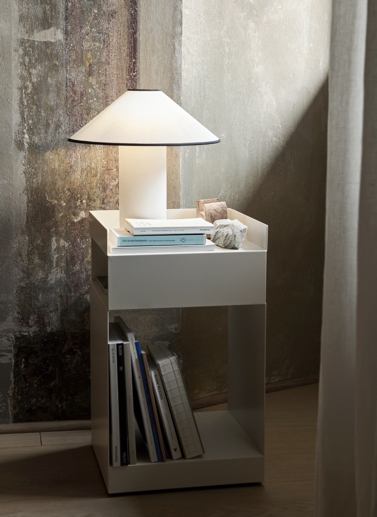 Lámpara de mesa &Tradition Colette ATD6 con pantalla de algodón y lino sobre base de aluminio y hierro, diseño nórdico minima; Colette Table Lamp ATD6 — ATD_Retail_2022_Colette ATD6_Rotate SC73; Colette Table Lamp ATD6 — ATD_Retail_2022_Colette ATD6_Rotate SC73_Detail; Colette Table Lamp ATD6 — ATD_Retail_2022_Colette ATD6_Tung JA3_X HM10_The Moor AP5