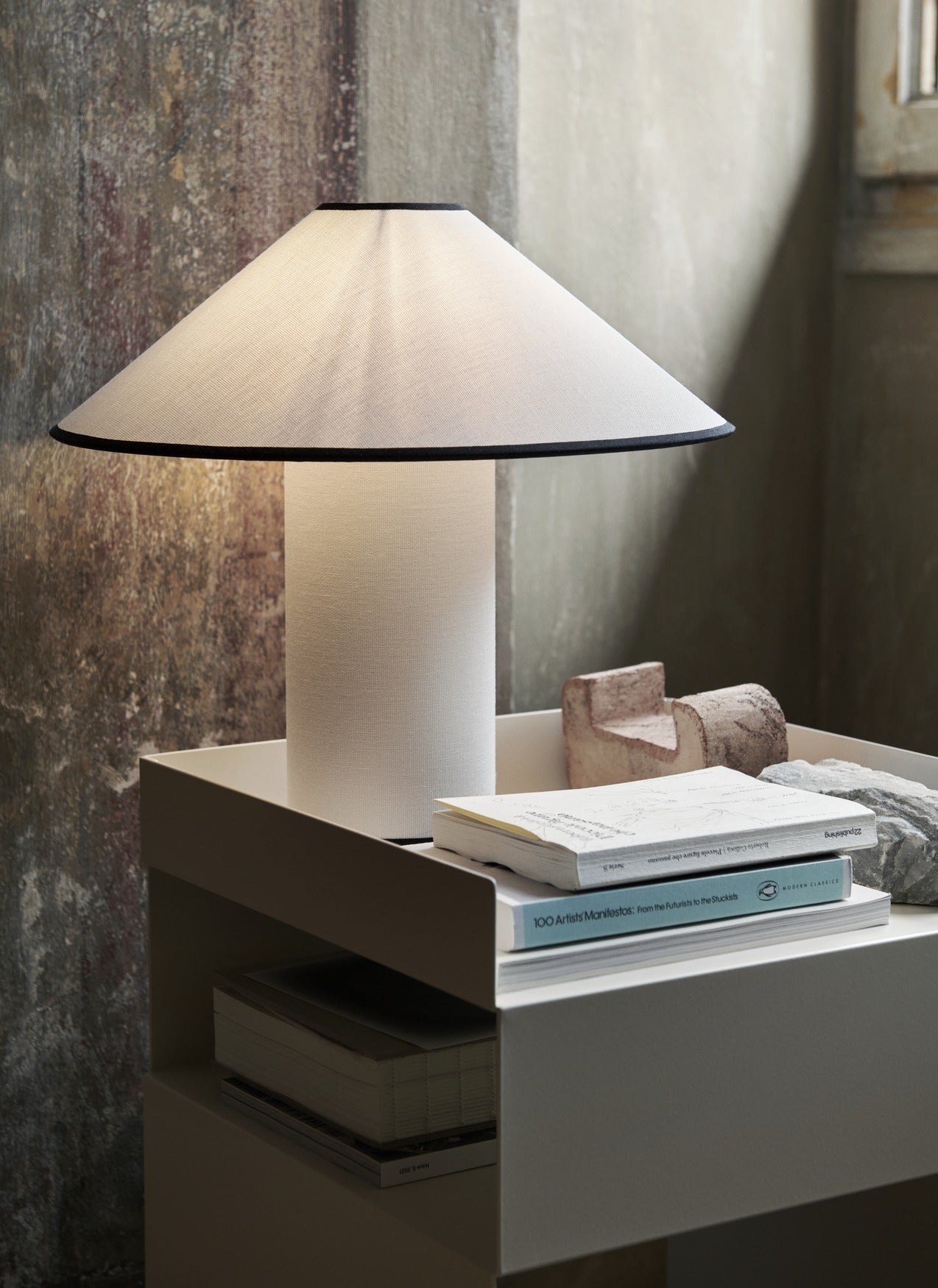 Lámpara de mesa &Tradition Colette ATD6 con pantalla de algodón y lino sobre base de aluminio y hierro, diseño nórdico minima; Colette Table Lamp ATD6 — ATD_Retail_2022_Colette ATD6_Rotate SC73; Colette Table Lamp ATD6 — ATD_Retail_2022_Colette ATD6_Rotate SC73_Detail; Colette Table Lamp ATD6 — ATD_Retail_2022_Colette ATD6_Tung JA3_X HM10_The Moor AP5