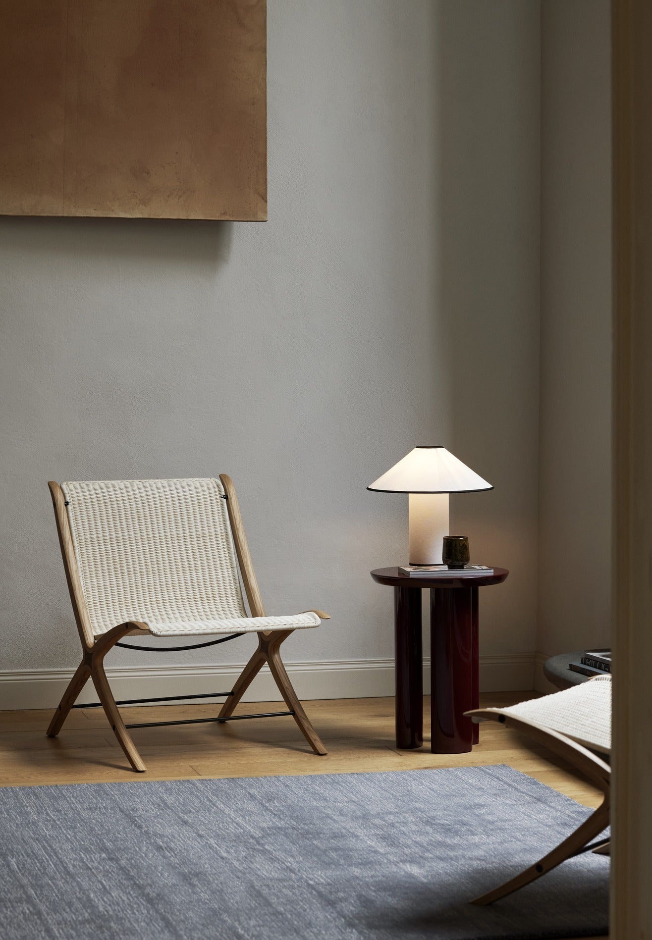 Lámpara de mesa &Tradition Colette ATD6 con pantalla de algodón y lino sobre base de aluminio y hierro, diseño nórdico minima; Colette Table Lamp ATD6 — ATD_Retail_2022_Colette ATD6_Rotate SC73; Colette Table Lamp ATD6 — ATD_Retail_2022_Colette ATD6_Rotate SC73_Detail; Colette Table Lamp ATD6 — ATD_Retail_2022_Colette ATD6_Tung JA3_X HM10_The Moor AP5