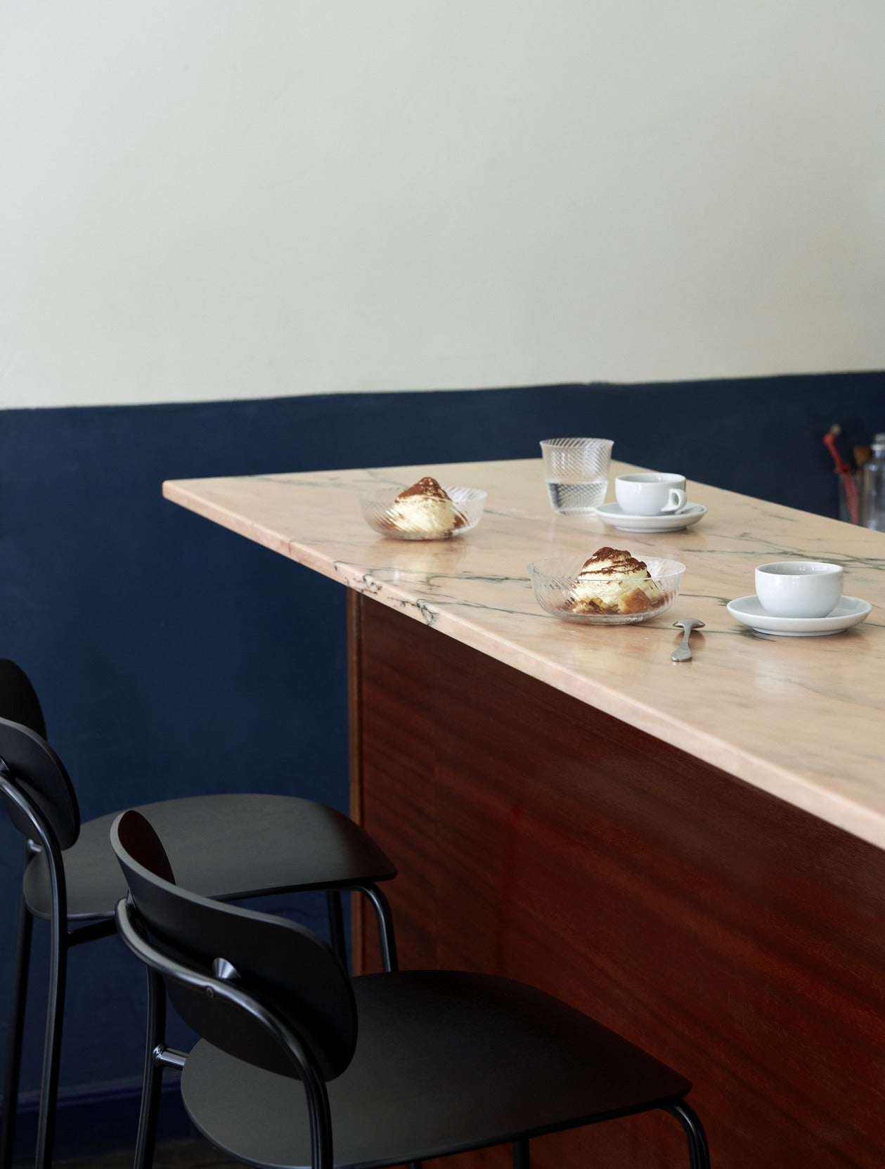 Cuenco de cristal transparente &Tradition Collect Bowl SC82 diseñado por Space Copenhagen con formas geométricas modernas; Collect Bowl SC82 — ATD_Retail_2022_Collect Bowl SC82_Flowerpot VP9_Lato LN8_Little Petra VB1_Pouf ATD1; Collect Bowl SC82 — ATD_Retail_2022_Collect Bowl SC82_Collect Glass SC78; Collect Bowl SC82 — ATD_Retail_2022_Collect Bowl SC82_Collect Tray SC64