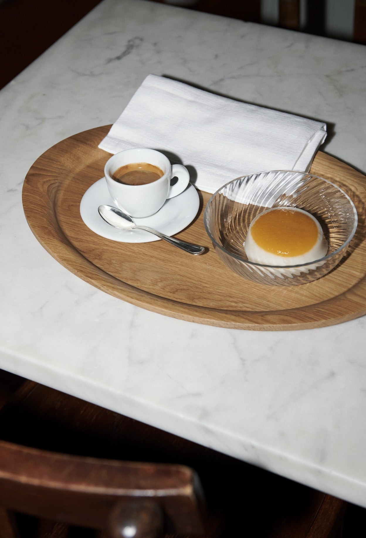 Cuenco de cristal transparente &Tradition Collect Bowl SC82 diseñado por Space Copenhagen con formas geométricas modernas; Collect Bowl SC82 — ATD_Retail_2022_Collect Bowl SC82_Flowerpot VP9_Lato LN8_Little Petra VB1_Pouf ATD1; Collect Bowl SC82 — ATD_Retail_2022_Collect Bowl SC82_Collect Glass SC78; Collect Bowl SC82 — ATD_Retail_2022_Collect Bowl SC82_Collect Tray SC64