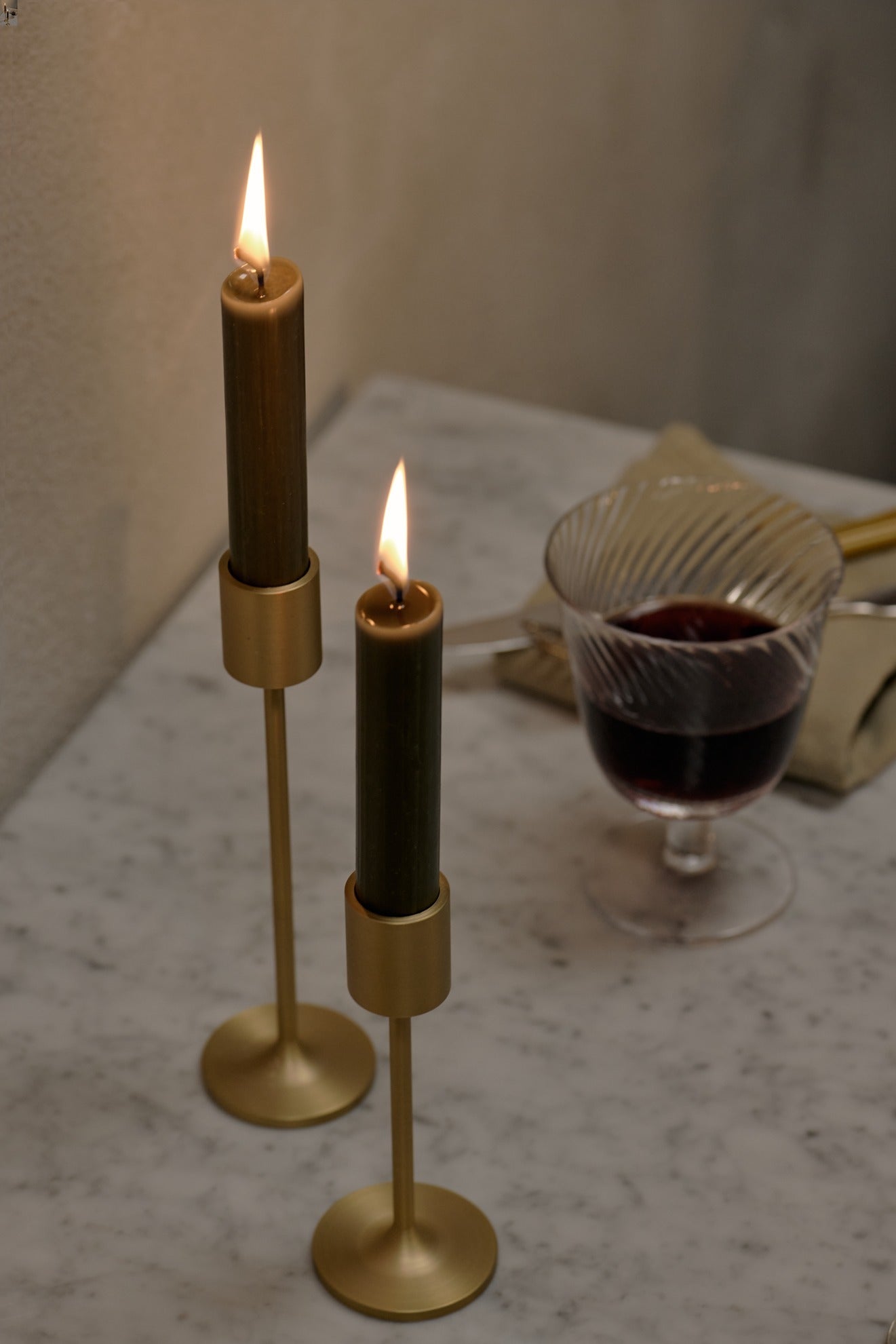 Candelabro &Tradition Collect SC57 de latón dorado con diseño minimalista de Space Copenhagen sobre fondo neutro; Collect Candleholder SC57 — ATD_Retail_2021_Collect Candleholder SC57-SC59_Aarhus; Collect Candleholder SC57 — ATD_Retail_2022_Collect Candleholder SC57-SC58_Collect Wine Glass SC70; Collect Candleholder SC57 — ATD_Retail_2021_Collect Candleholder SC57-SC59; Collect Candleholder SC57 — ATD_Retail_2021_Collect Candleholder SC57-SC59_Planter SC69-SC72