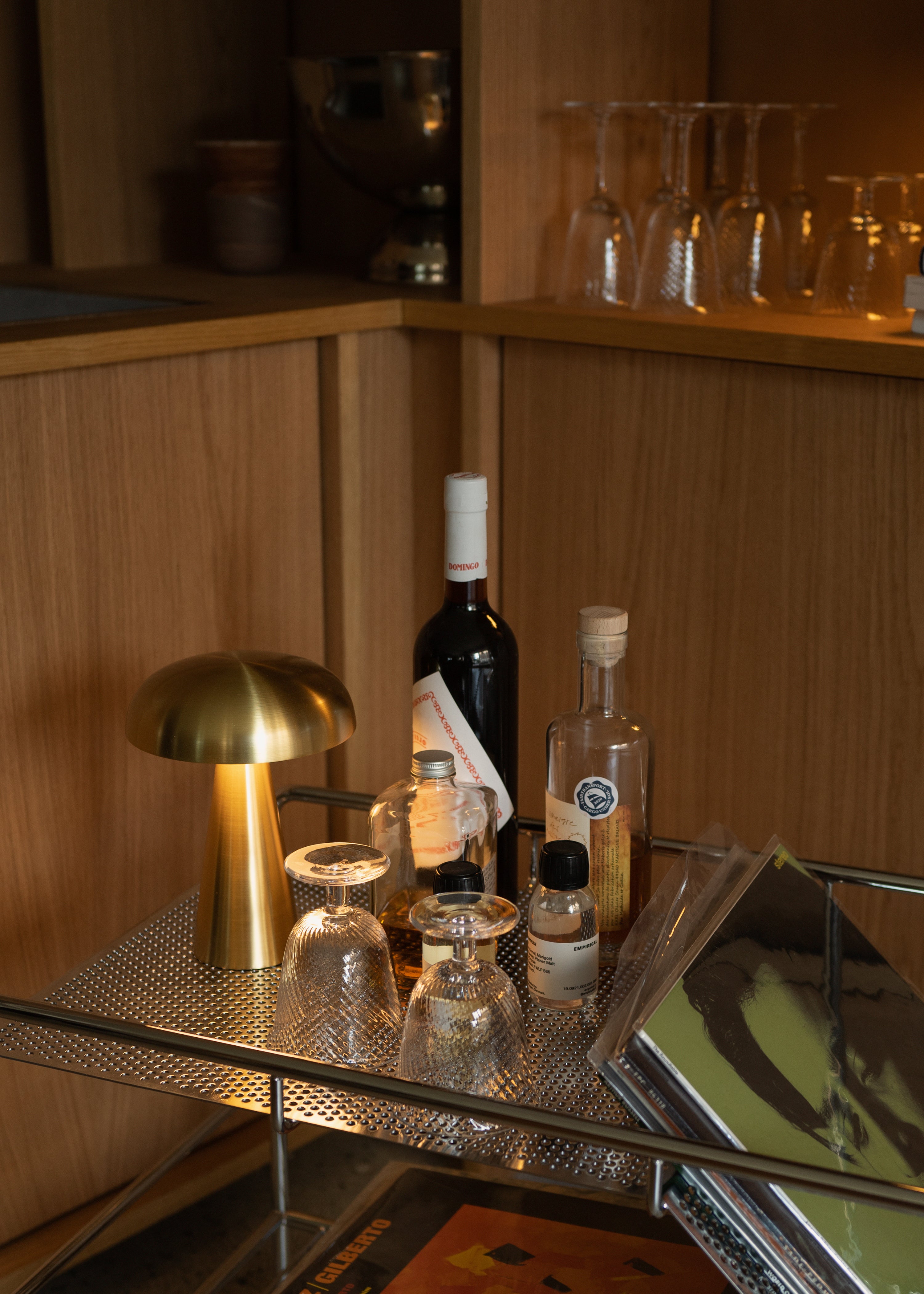 Lámpara portátil &Tradition Como SC53 de latón y ABS con diseño minimalista de Space Copenhagen sobre fondo neutro; Como Portable Lamp SC53 — ATD_Retail_2020_Como_SC53_Lato_LN9; Como Portable Lamp SC53 — ATD_Retail_2022_Como SC53_Alima NDS1; Como Portable Lamp SC53 — ATD_Retail_2021_Como SC53_Lato LN8_Boomerang HM1; Como Portable Lamp SC53 — ATD_Retail_2020_Como_SC53_Lato_LN9_LittlePetra_VB1