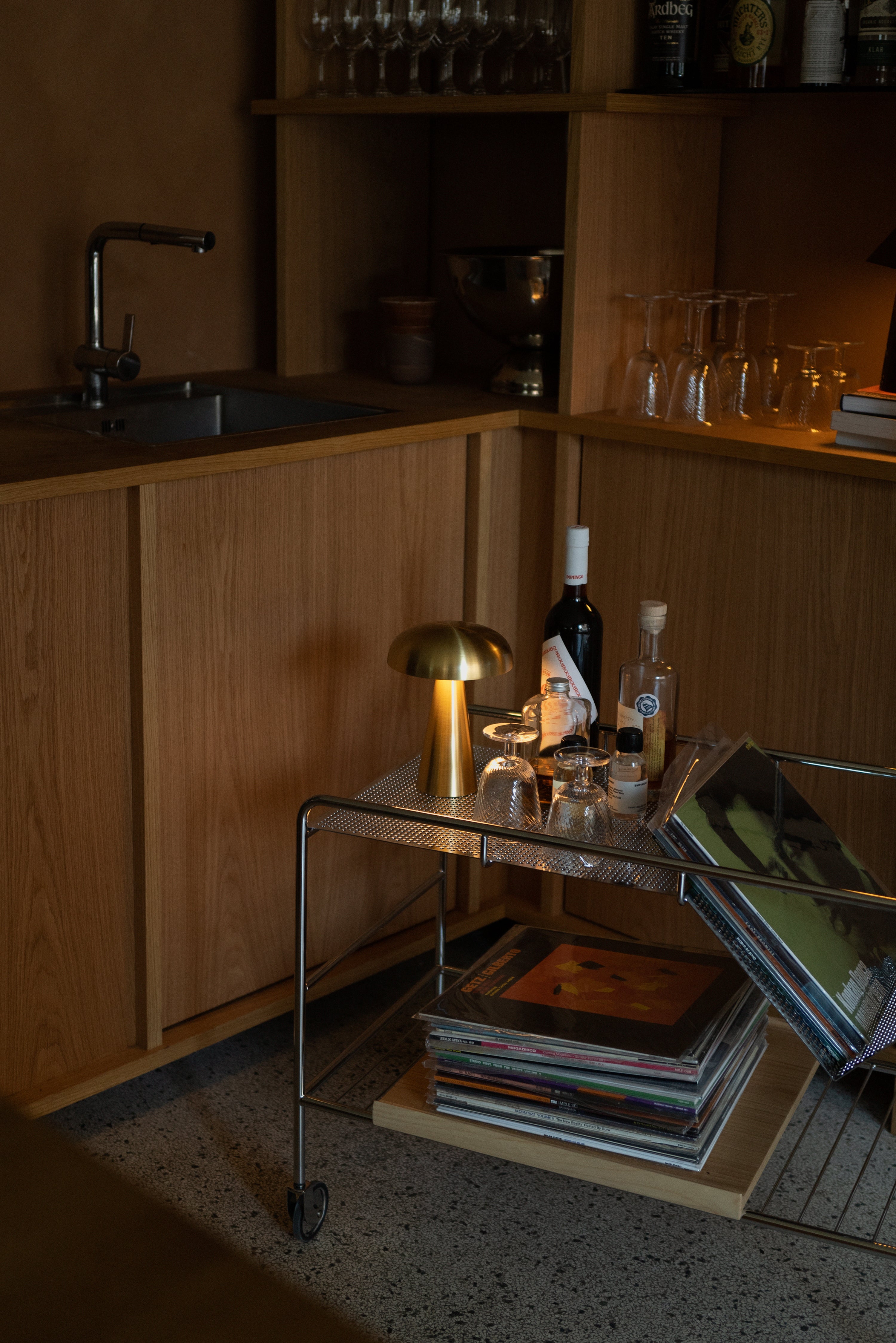 Lámpara portátil &Tradition Como SC53 de latón y ABS con diseño minimalista de Space Copenhagen sobre fondo neutro; Como Portable Lamp SC53 — ATD_Retail_2020_Como_SC53_Lato_LN9; Como Portable Lamp SC53 — ATD_Retail_2022_Como SC53_Alima NDS1; Como Portable Lamp SC53 — ATD_Retail_2021_Como SC53_Lato LN8_Boomerang HM1; Como Portable Lamp SC53 — ATD_Retail_2020_Como_SC53_Lato_LN9_LittlePetra_VB1