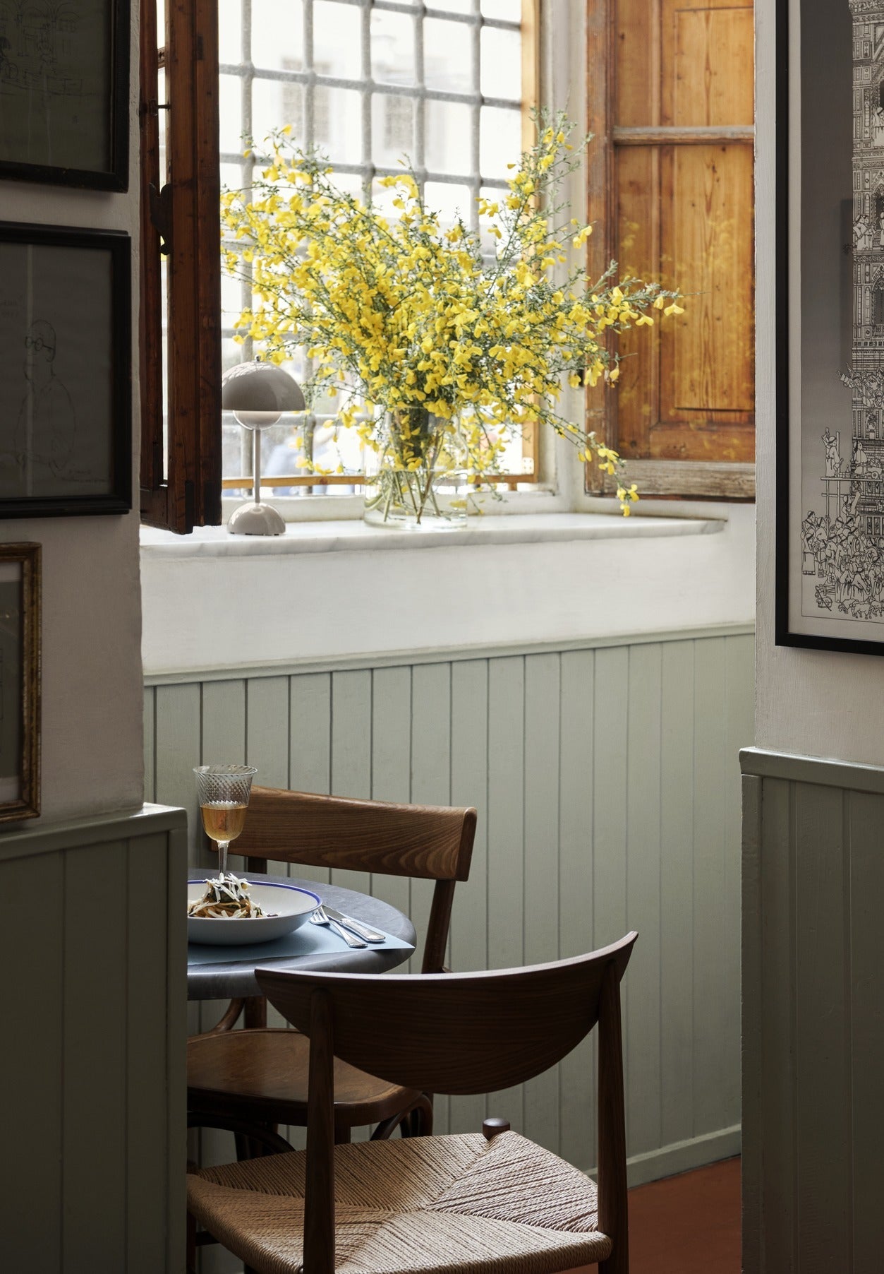 Silla Drawn HM3 de &Tradition en roble con asiento de cuerda de papel natural, diseño minimalista danés de Hvidt & Mølgaard; Drawn Side Chair HM3 — ATD_Retail_2022_Drawn HM3_Collect Wine Glass SC80_Flowerpot VP9_Launch 2023; Drawn Side Chair HM3 — ATD_Retail_2023_Drawn HM3_1; Drawn Side Chair HM3 — ATD_Retail_2022_Drawn HM3_Collect Bowl SC82_Collect Glass SC78_Collect Wine Glass SC79; Drawn Side Chair HM3 — ATD_Retail_2023_Drawn HM3_2
