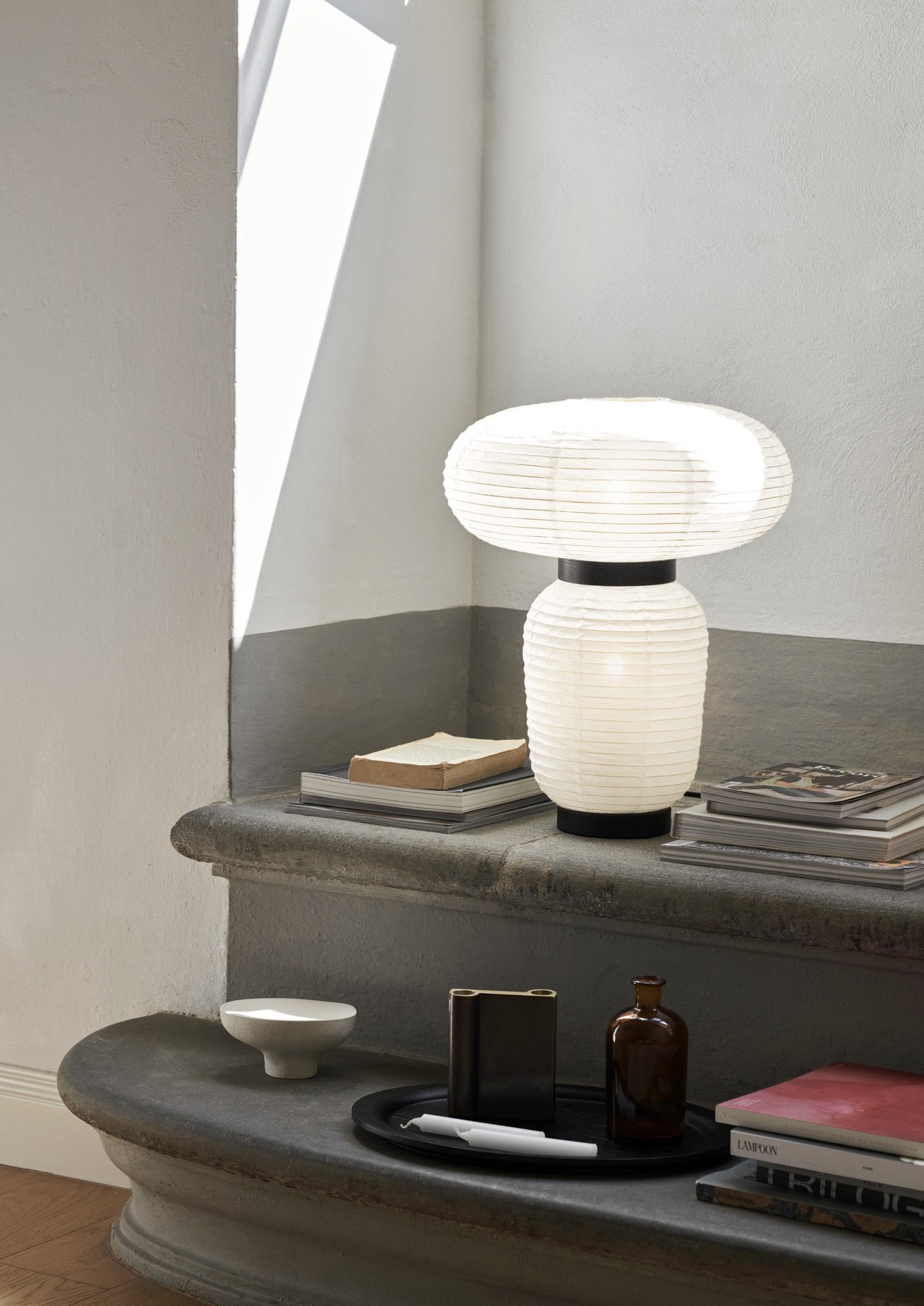 Lámpara de mesa Formakami JH18 de &Tradition diseñada por Jaime Hayon con pantalla esférica de papel blanco y base de madera ; Formakami Table Lamp JH18 — ATD_Retail_2022_Formakami JH18 Off_Candleholder SC41_Collect Tray SC64