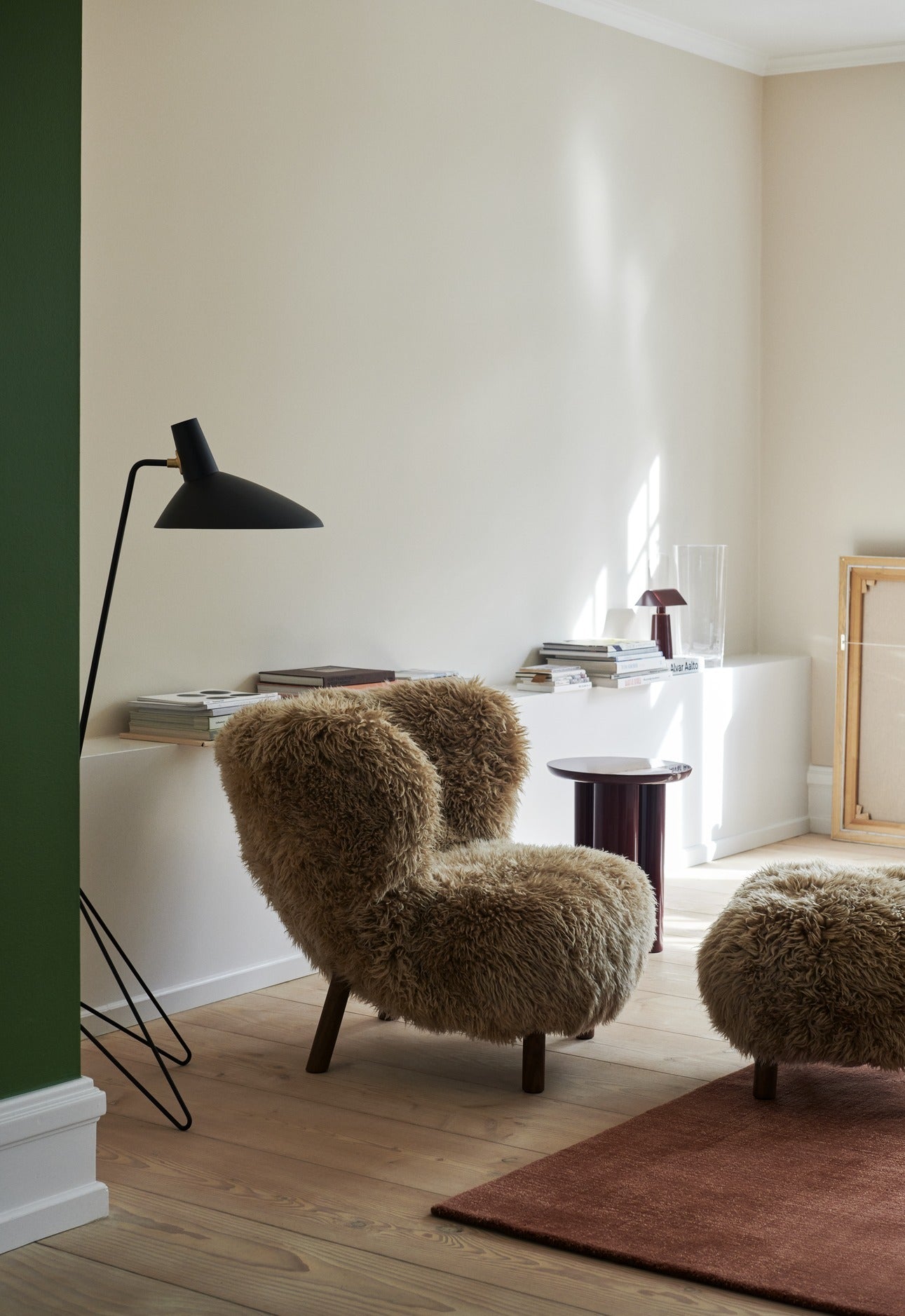 Sillón lounge &Tradition Little Petra VB1 con estructura de madera curvada y tapizado en tela, diseño danés de Viggo Boesen; Little Petra Lounge Chair VB1 — Little Petra VB1 &amp; Pouf ATD1_Hallingdal 130 w. Oak; Little Petra Lounge Chair VB1 — ATD_Retail_2021_Little Petra VB1_Pouf ATD1_Lato LN8_Tripod HM8_Betty TK4; Little Petra Lounge Chair VB1 — ATD_Retail_2022_Little Petra VB1_Tung JA3_Betty TJ5; Little Petra Lounge Chair VB1 — ATD_Retail_2022_Little Petra VB1_Pouf ATD1_Caret MF1_Tripod HM8_Tung JA3
