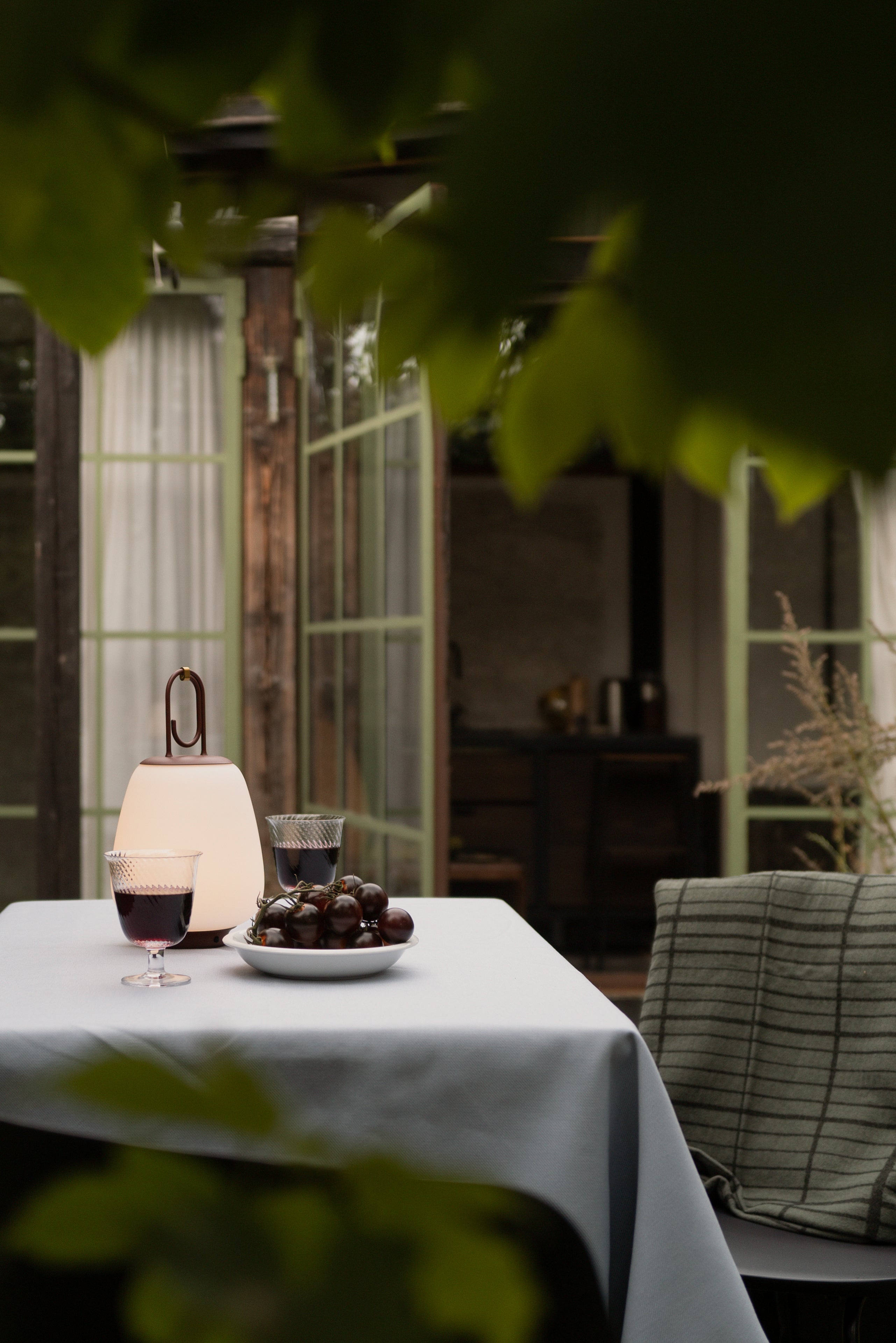 Lámpara portátil &Tradition Lucca SC51 de vidrio y metal con diseño minimalista nórdico para exterior; Lucca Portable Outdoor Lamp SC51 — Lucca_SC51_Black_Brass_1; Lucca Portable Outdoor Lamp SC51 — ATD_Retail_2022_Lucca SC51_Rotate SC73; Lucca Portable Outdoor Lamp SC51 — ATD_lifestyle_2020_Lucca_SC51_Lato_LN8_Planter_SC44; Lucca Portable Outdoor Lamp SC51 — ATD_Retail_2022_Lucca SC51_Collect Wine Glass SC80_Untitled AP10