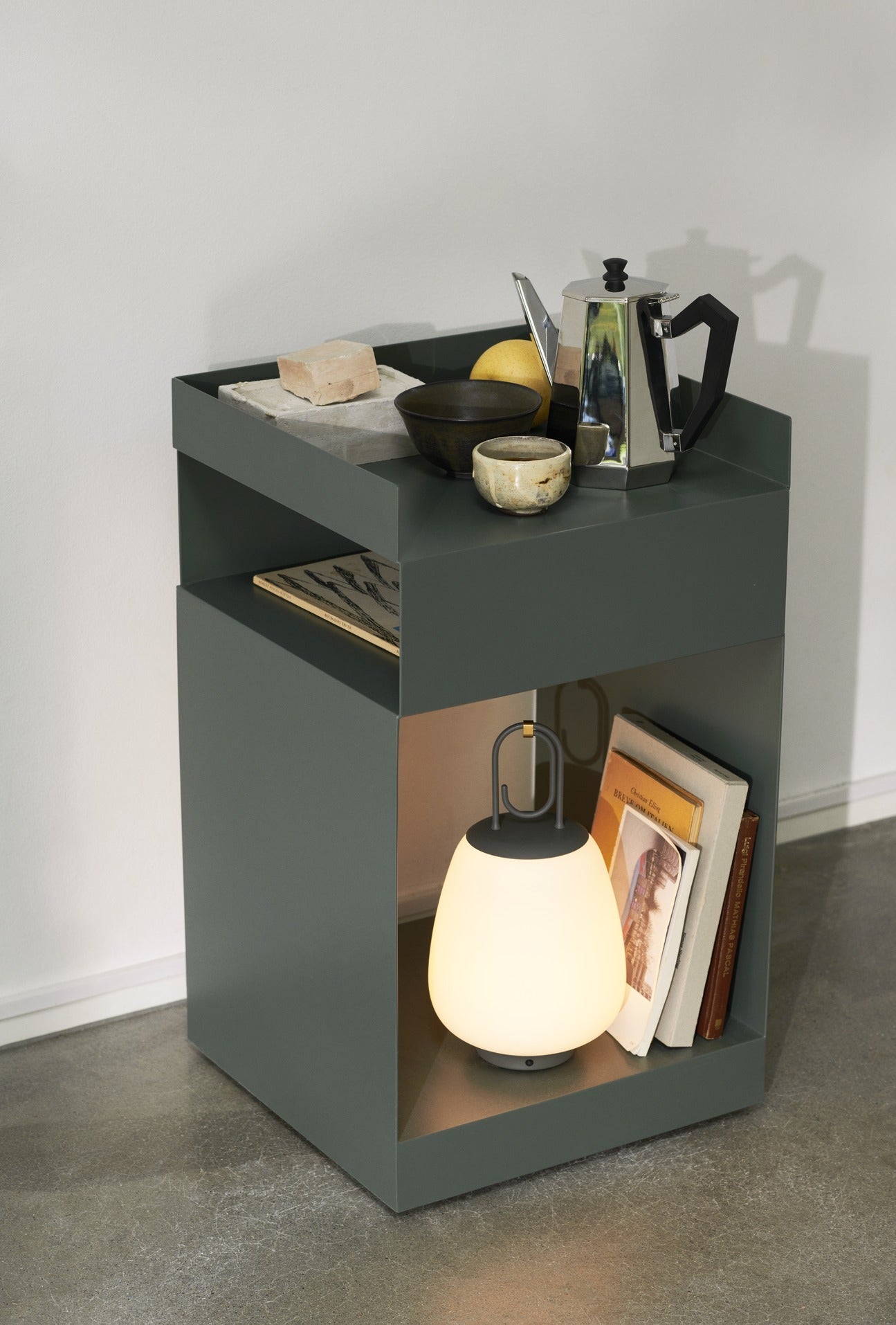 Lámpara portátil &Tradition Lucca SC51 de vidrio y metal con diseño minimalista nórdico para exterior; Lucca Portable Outdoor Lamp SC51 — Lucca_SC51_Black_Brass_1; Lucca Portable Outdoor Lamp SC51 — ATD_Retail_2022_Lucca SC51_Rotate SC73; Lucca Portable Outdoor Lamp SC51 — ATD_lifestyle_2020_Lucca_SC51_Lato_LN8_Planter_SC44; Lucca Portable Outdoor Lamp SC51 — ATD_Retail_2022_Lucca SC51_Collect Wine Glass SC80_Untitled AP10