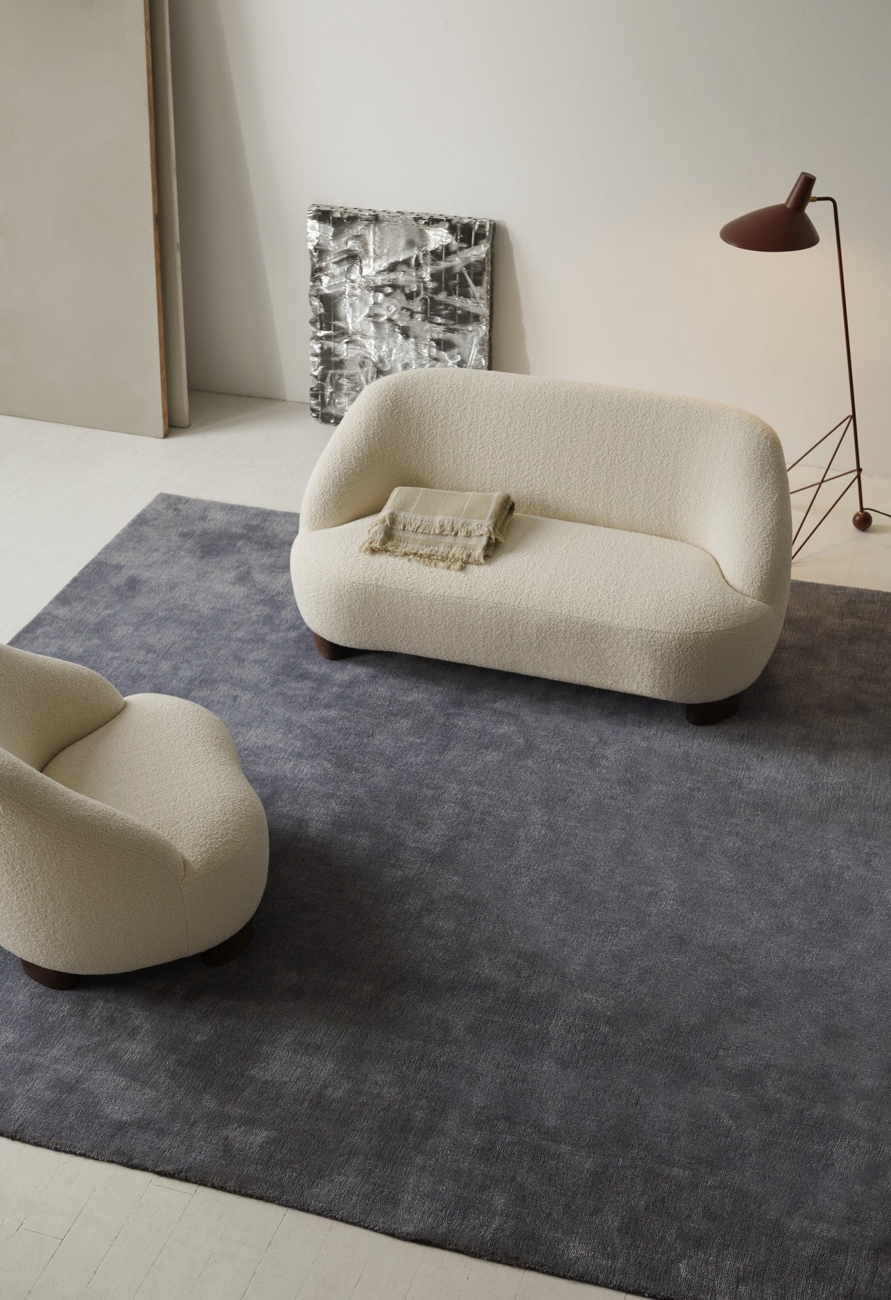 Sillón lounge &Tradition Margas LC1 diseñado por Liljencrantz con estructura de madera y tapicería premium en tonos neutros
