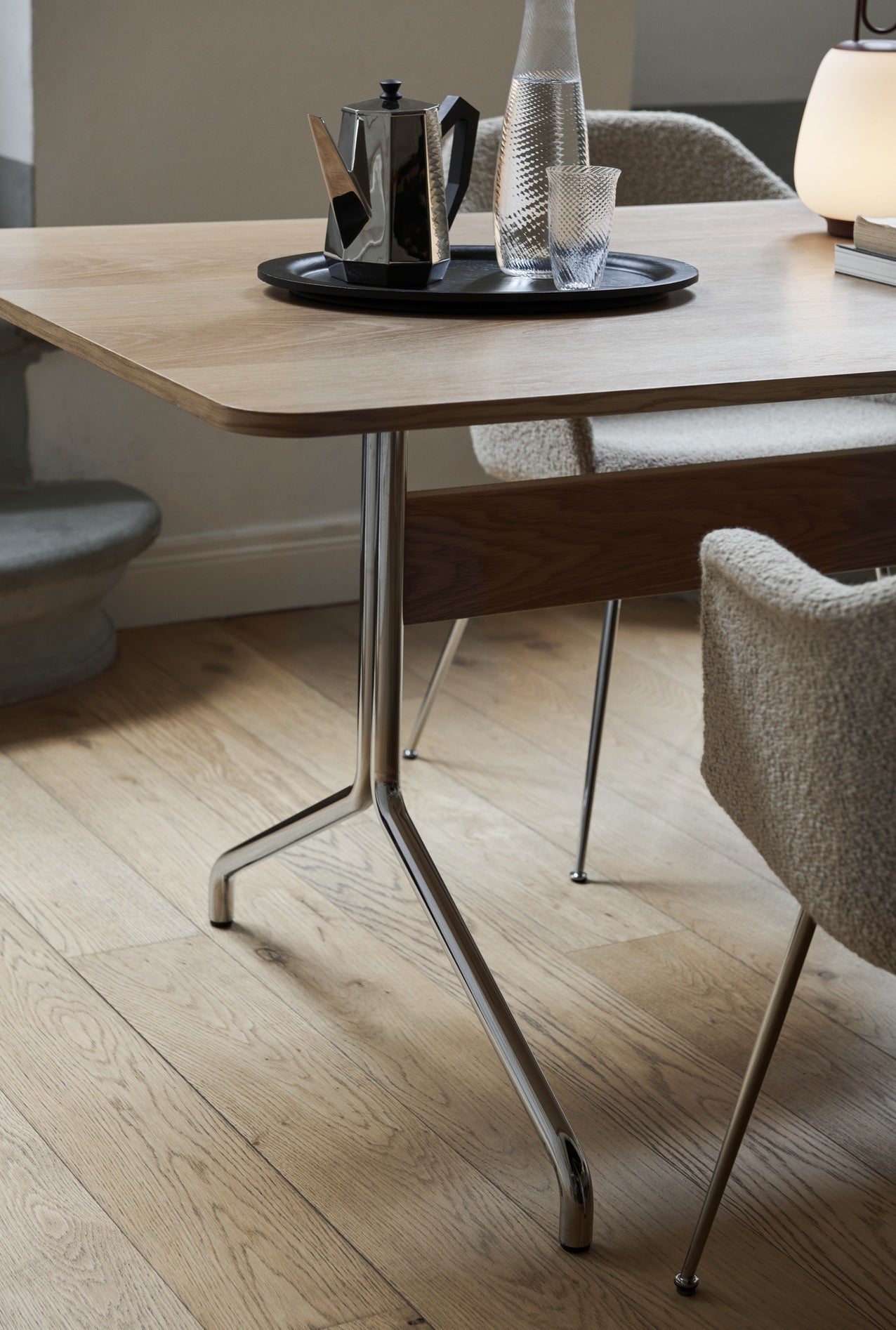 Mesa de comedor Pavilion AV19 de &Tradition con tablero de chapa de madera y patas de acero negro, diseño escandinavo minimal; Pavilion Dining Table AV19 — Pavilion AV19_Clear Lacquered Oak w. Chrome; Pavilion Dining Table AV19 — Pavilion AV19_Lacquered Walnut w. Chrome; Pavilion Dining Table AV19 — Pavilion AV19_Clear Lacquered Oak w. Black; Pavilion Dining Table AV19 — Pavilion AV19_Lacquered Walnut w. Black