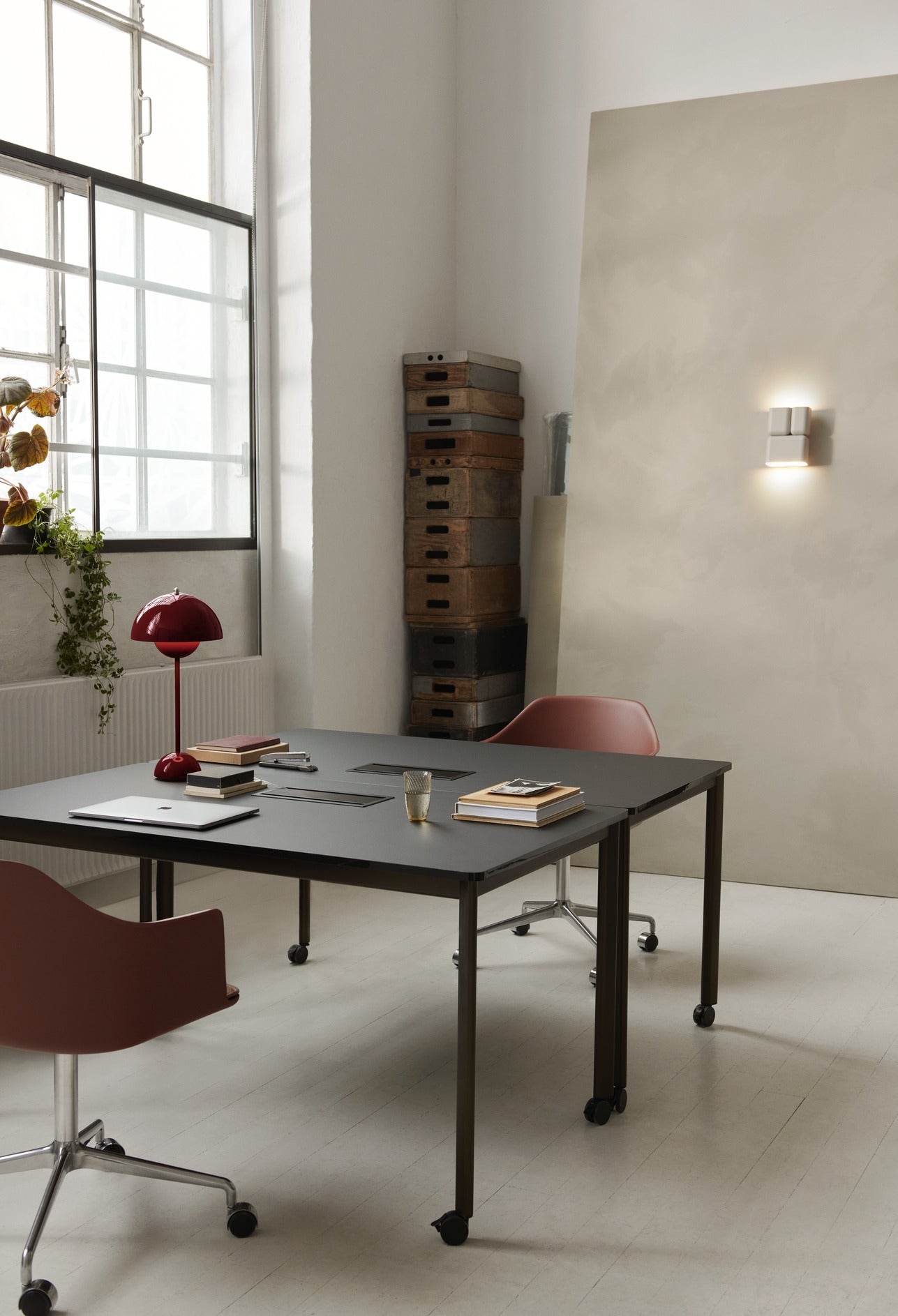 Lámpara de pared &Tradition Tabata LN10 diseñada por Luca Nichetto, estructura de aluminio con difusor de acrílico opal mate; Tabata Wall Lamp LN10 — Tabata Wall Lamp LN10_Dark Burgundy & Vermilion Red_front_light; Tabata Wall Lamp LN10 — Tabata Wall Lamp LN10_Steel Blue & Ivory_front; Tabata Wall Lamp LN10 — Tabata Wall Lamp LN10_Steel Blue & Ivory_front_light; Tabata Wall Lamp LN10 — ATD_Retail_2022_Tabata LN10_Rely HW35-HW37_Flowerpot VP3_Collect Glass SC60_Launch 2023